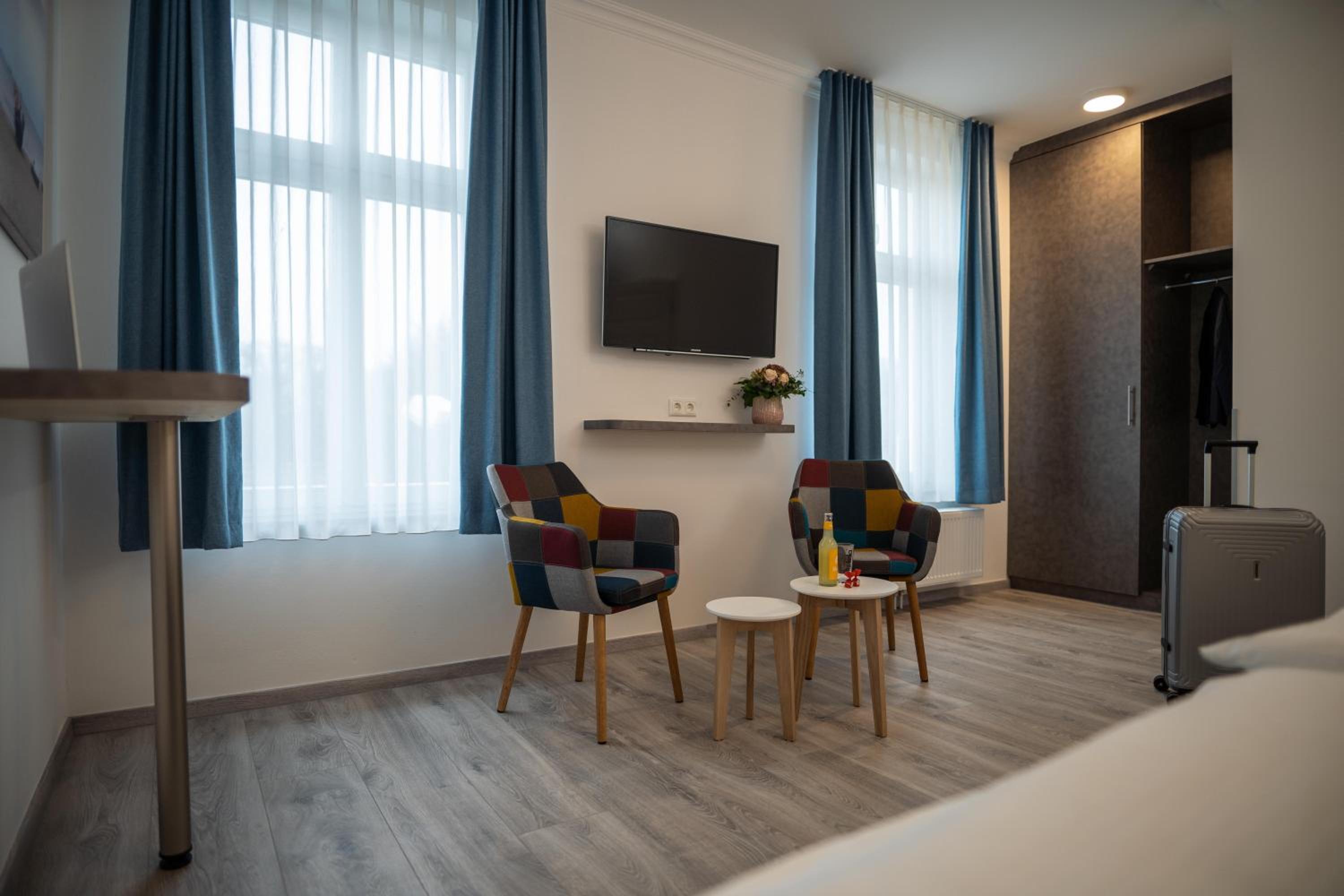 Deluxe Double Room thumbnail 6
