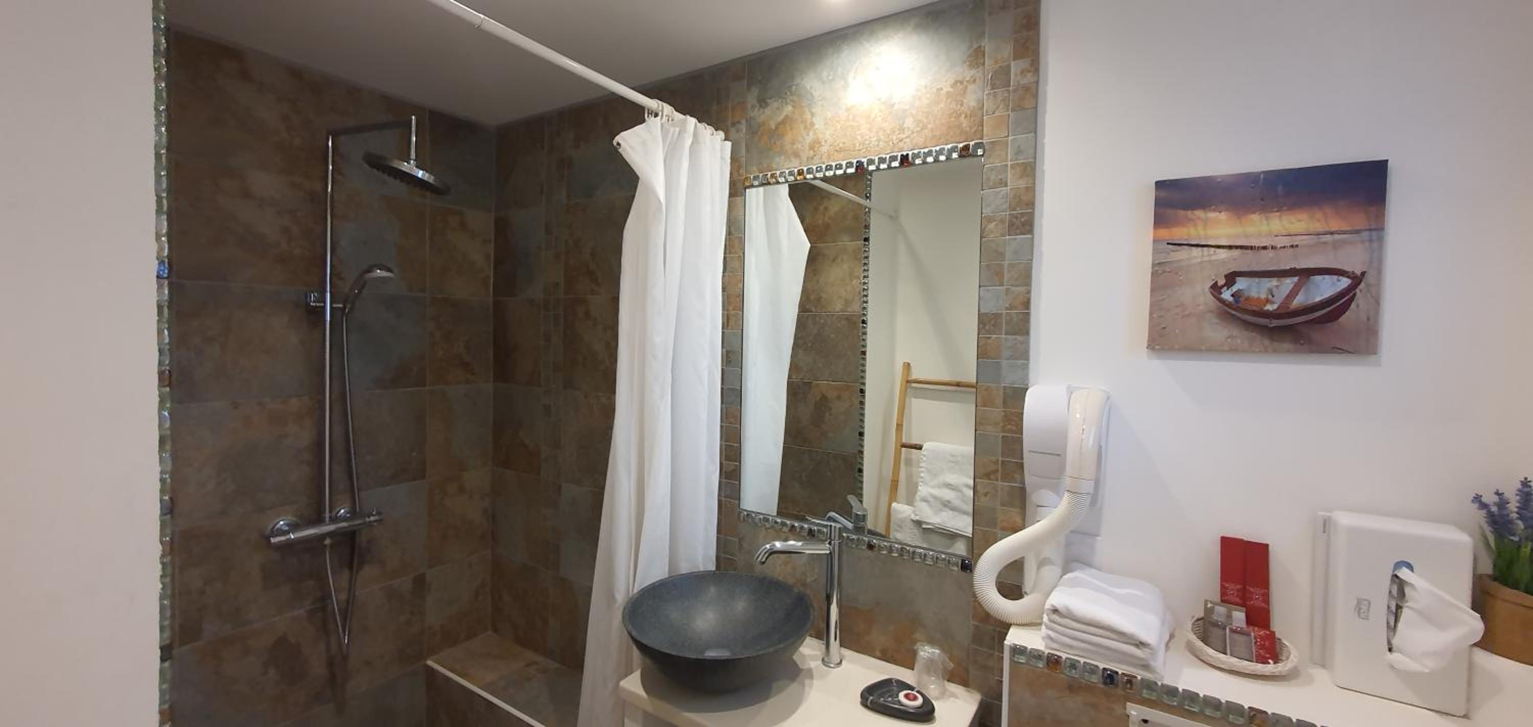 Twin Room - Photo 2