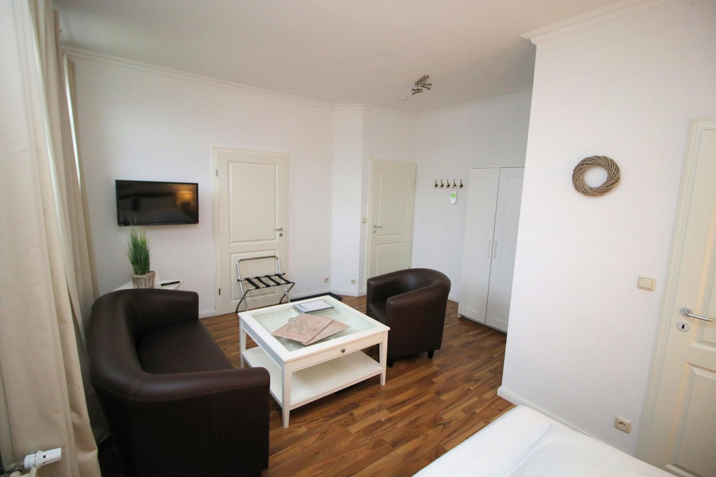 Standard Double Room thumbnail 6