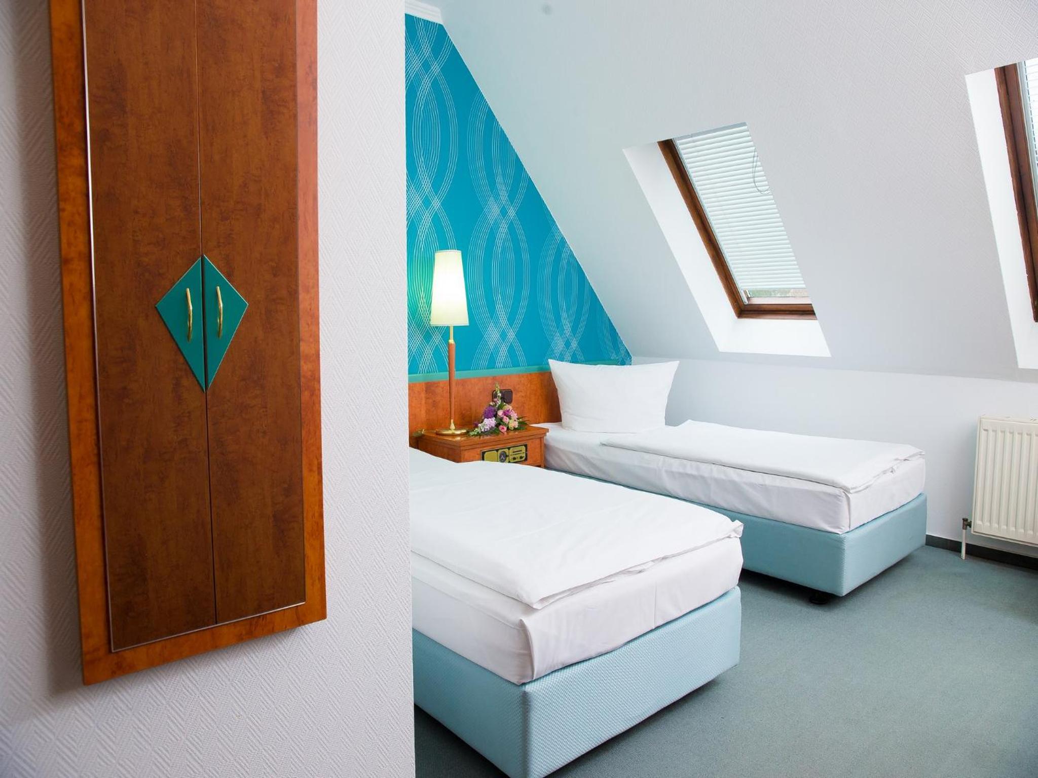 Twin Room with Private Bathroom - Photo 1
