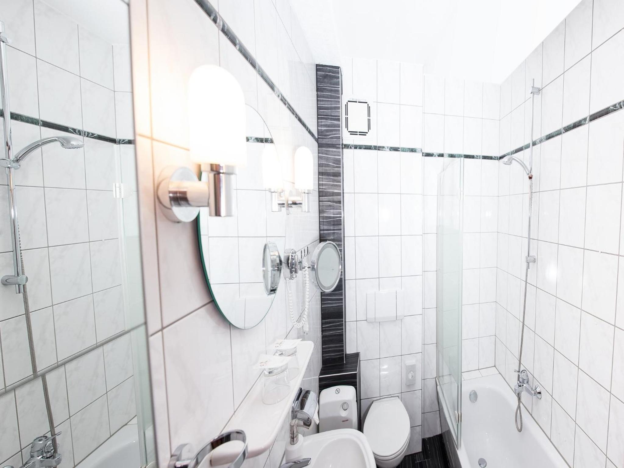 Double Room with Private Bathroom - Photo 4