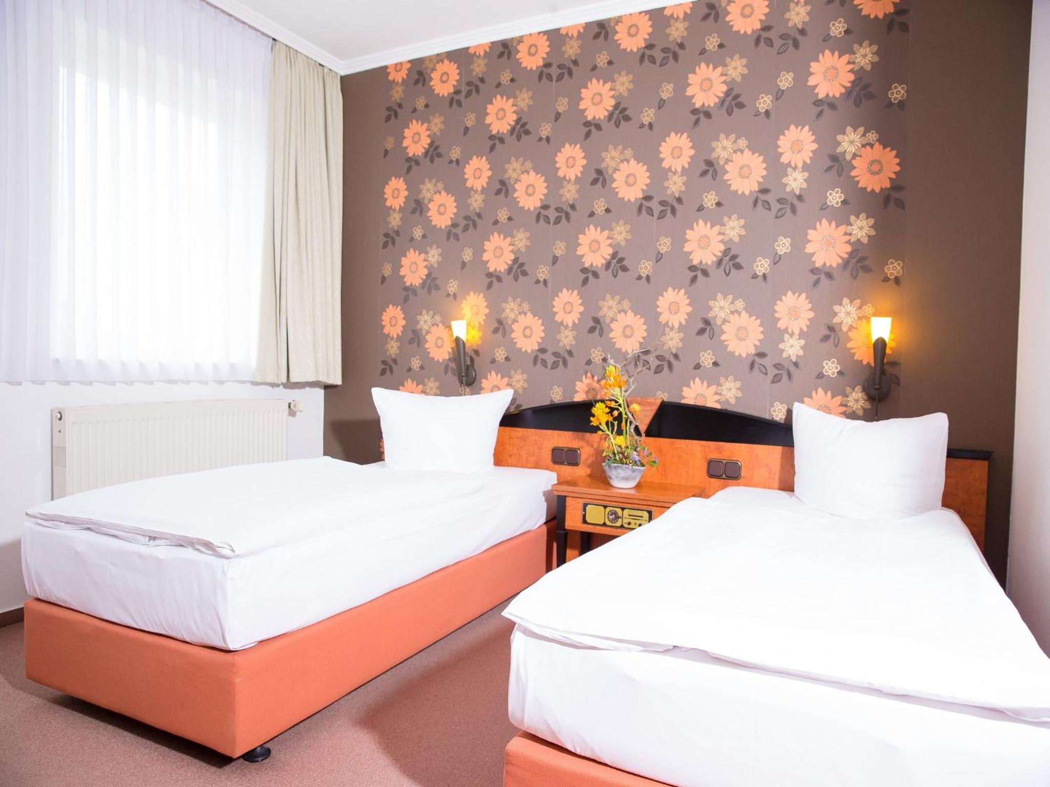 Twin Room with Private Bathroom - Photo 2