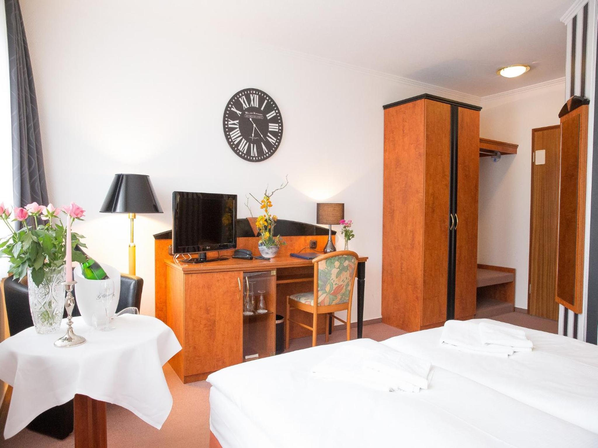 Double Room with Private Bathroom - Photo 2