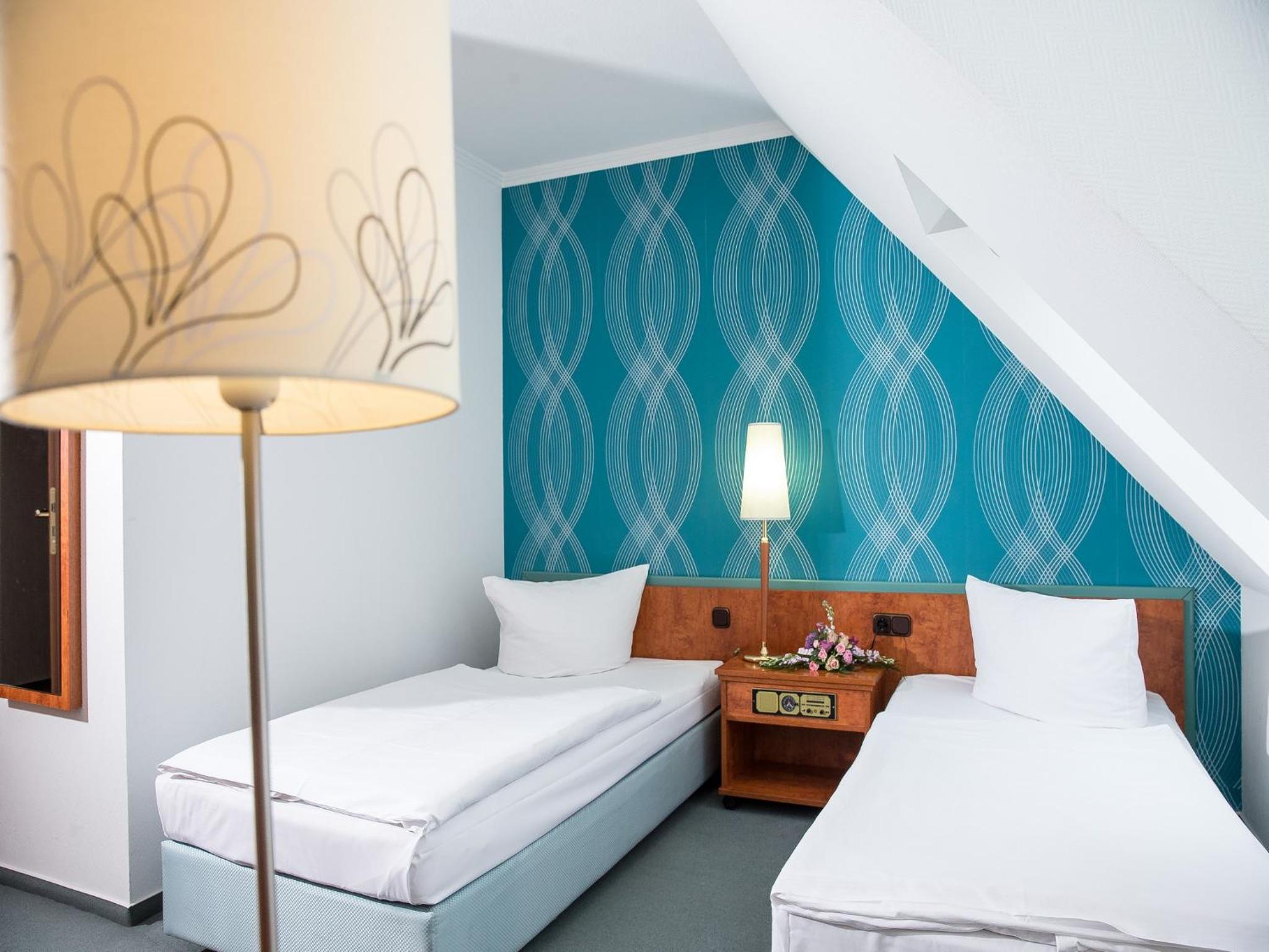 Twin Room with Private Bathroom - Photo 3