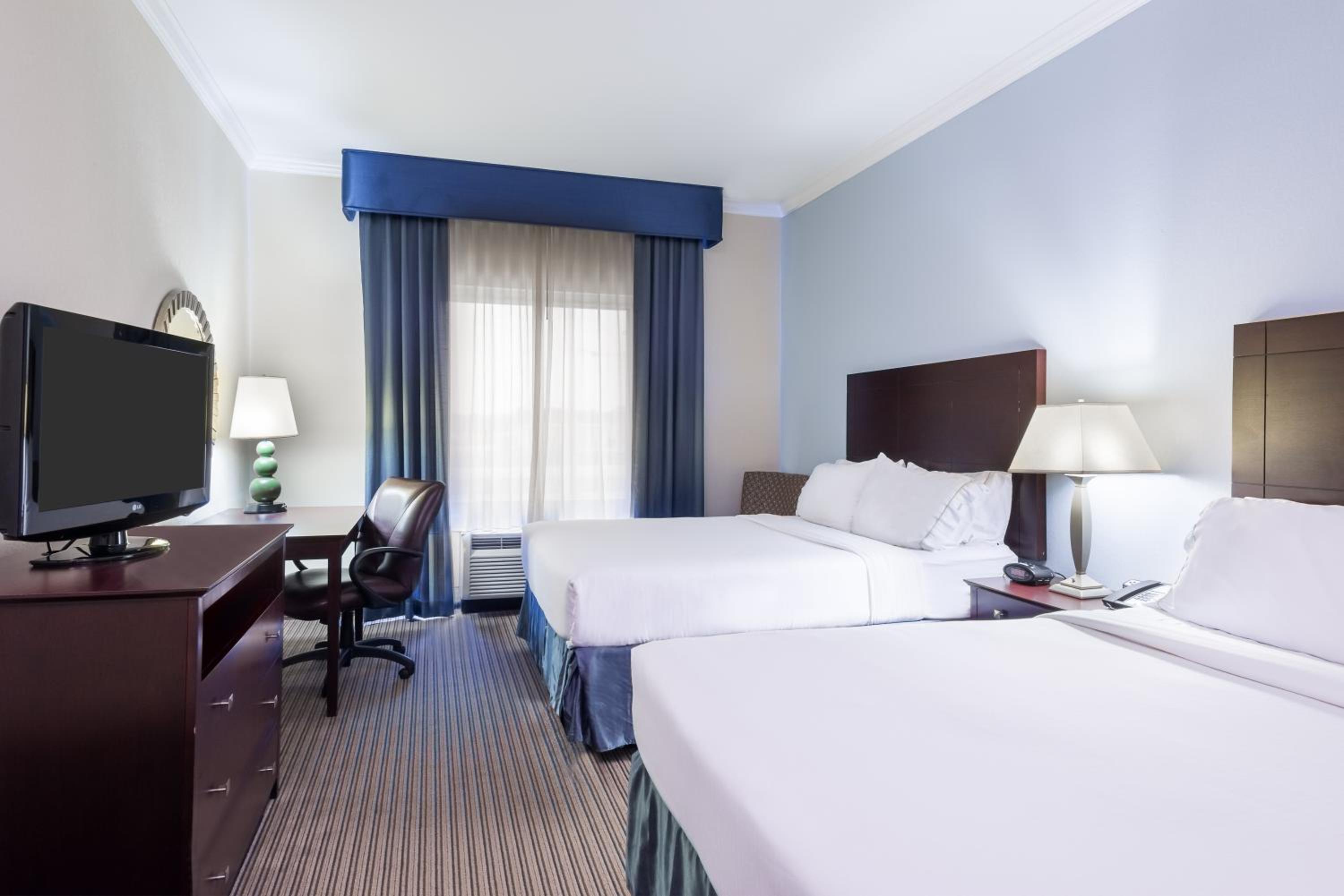Standard Room with Two Queen Beds - Photo 1