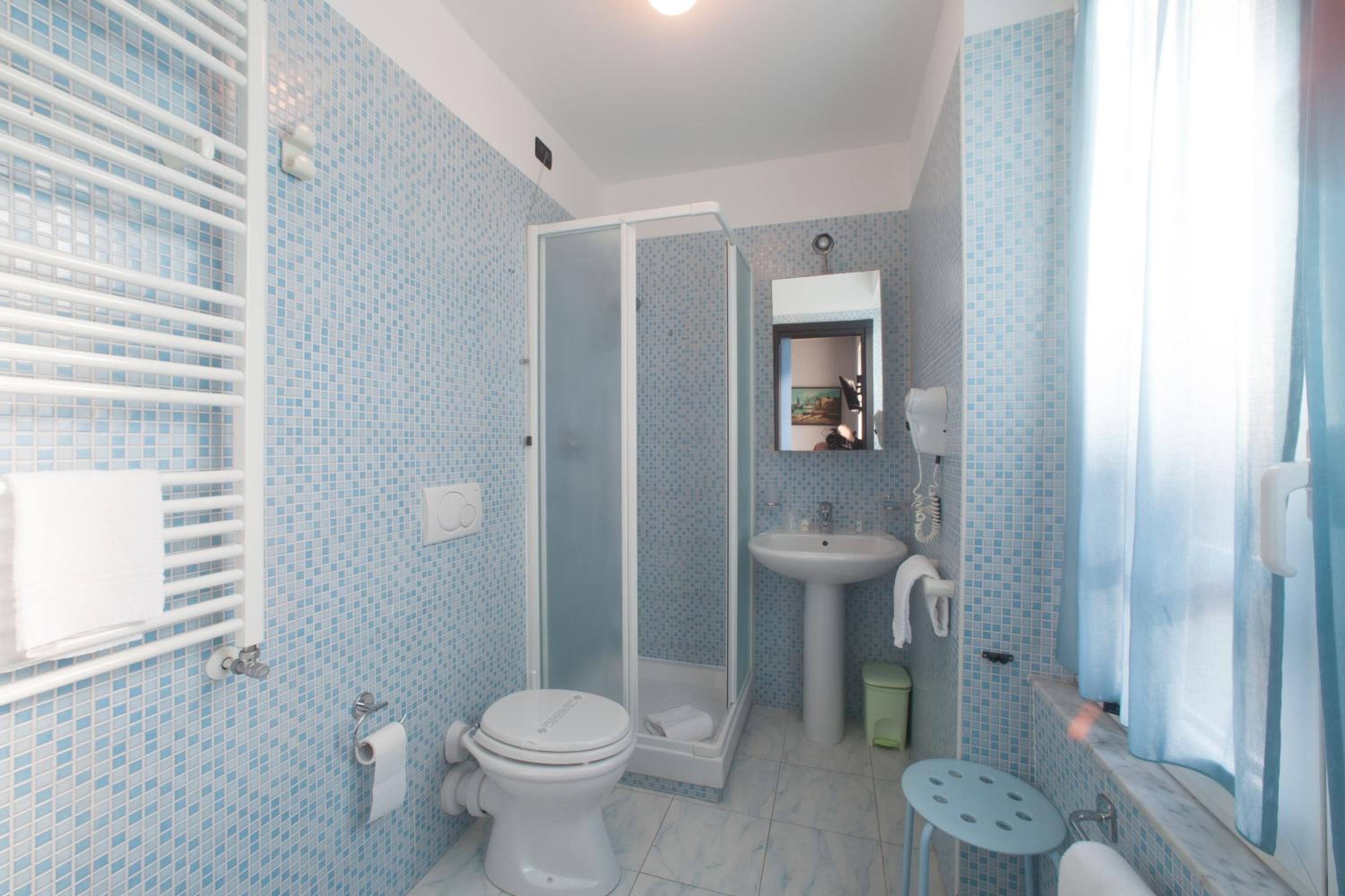 Queen Room with Kitchenette - Annex photo 3