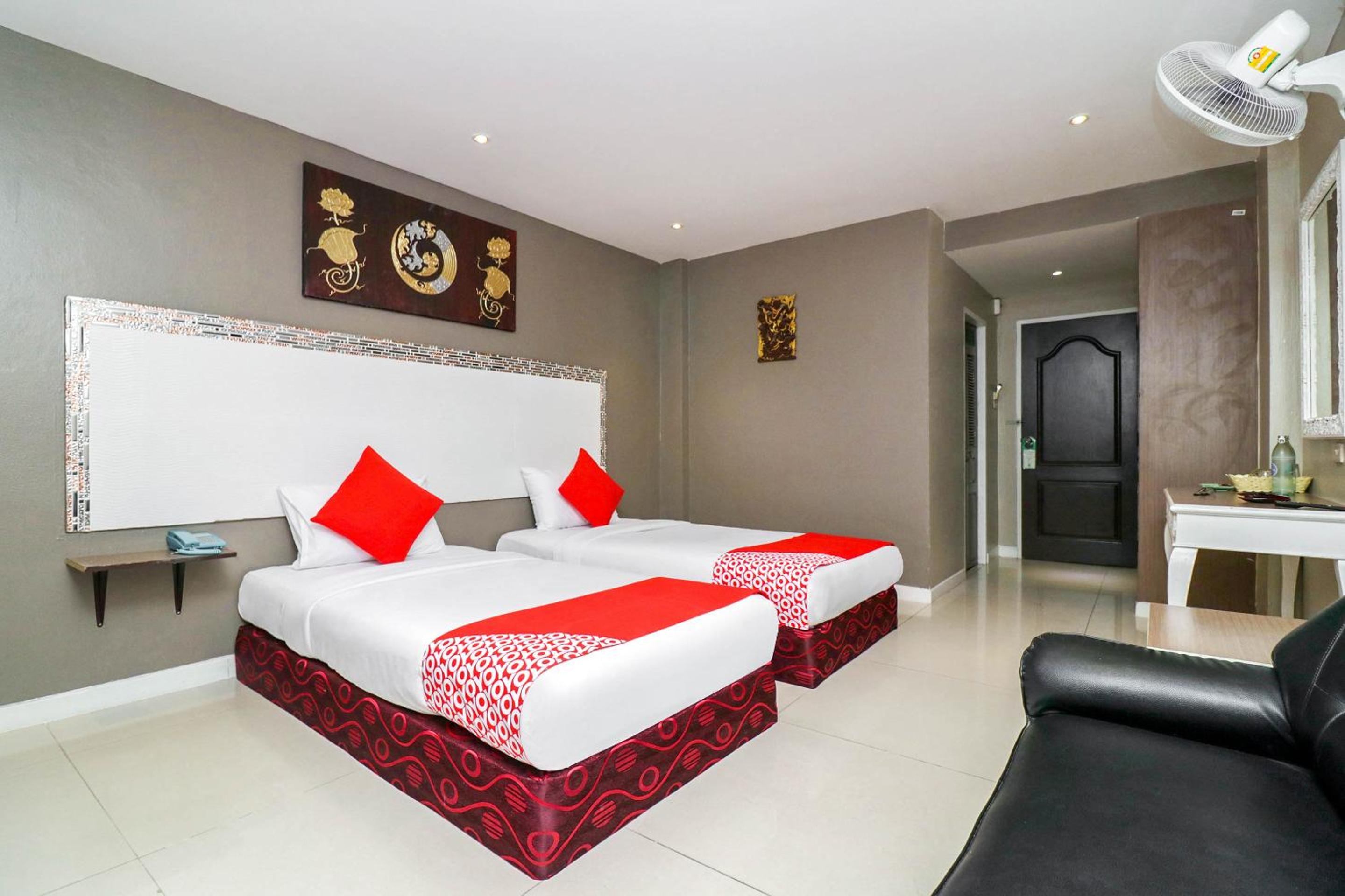 Twin Room with Pool View photo 2