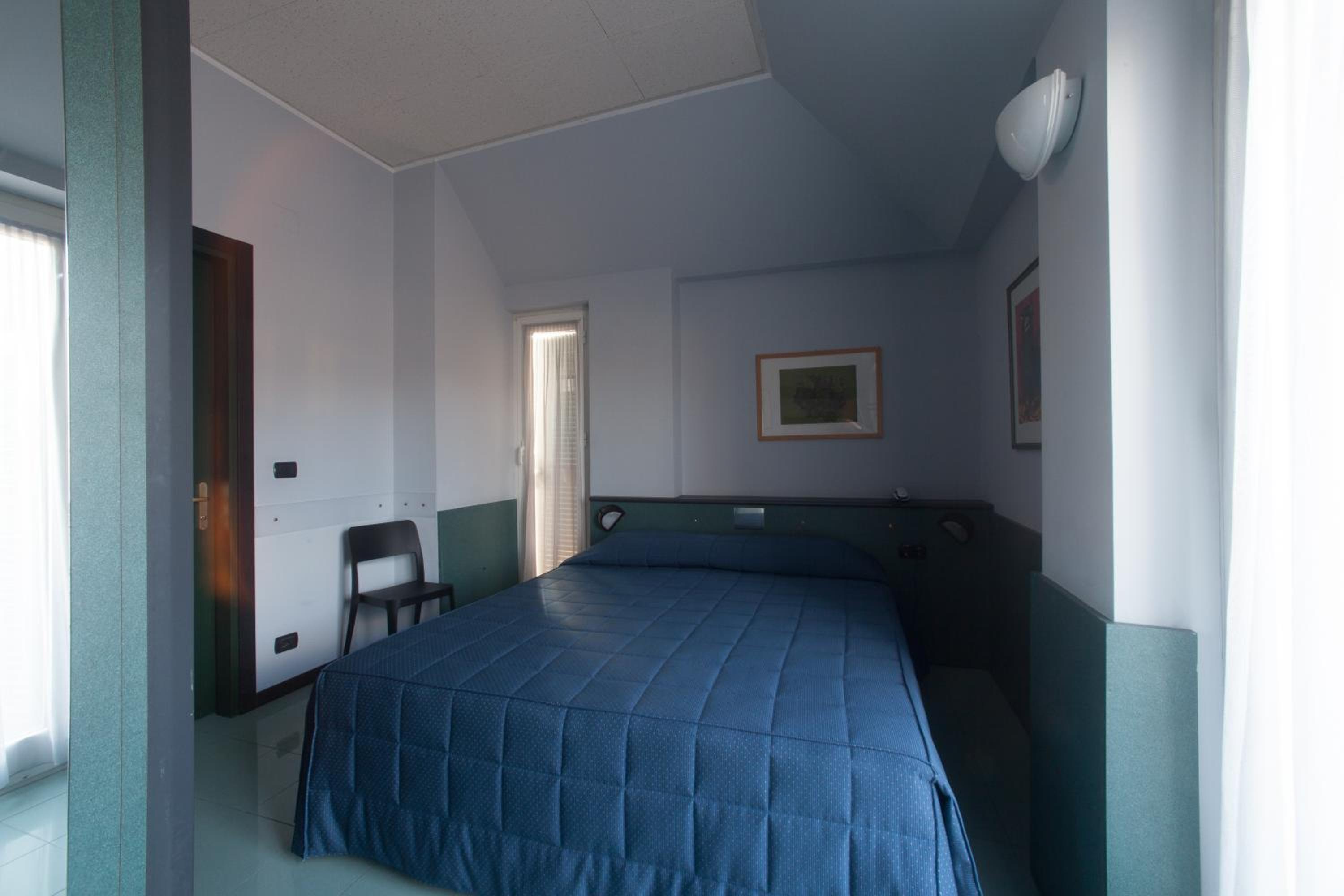 Triple Room - Photo 6