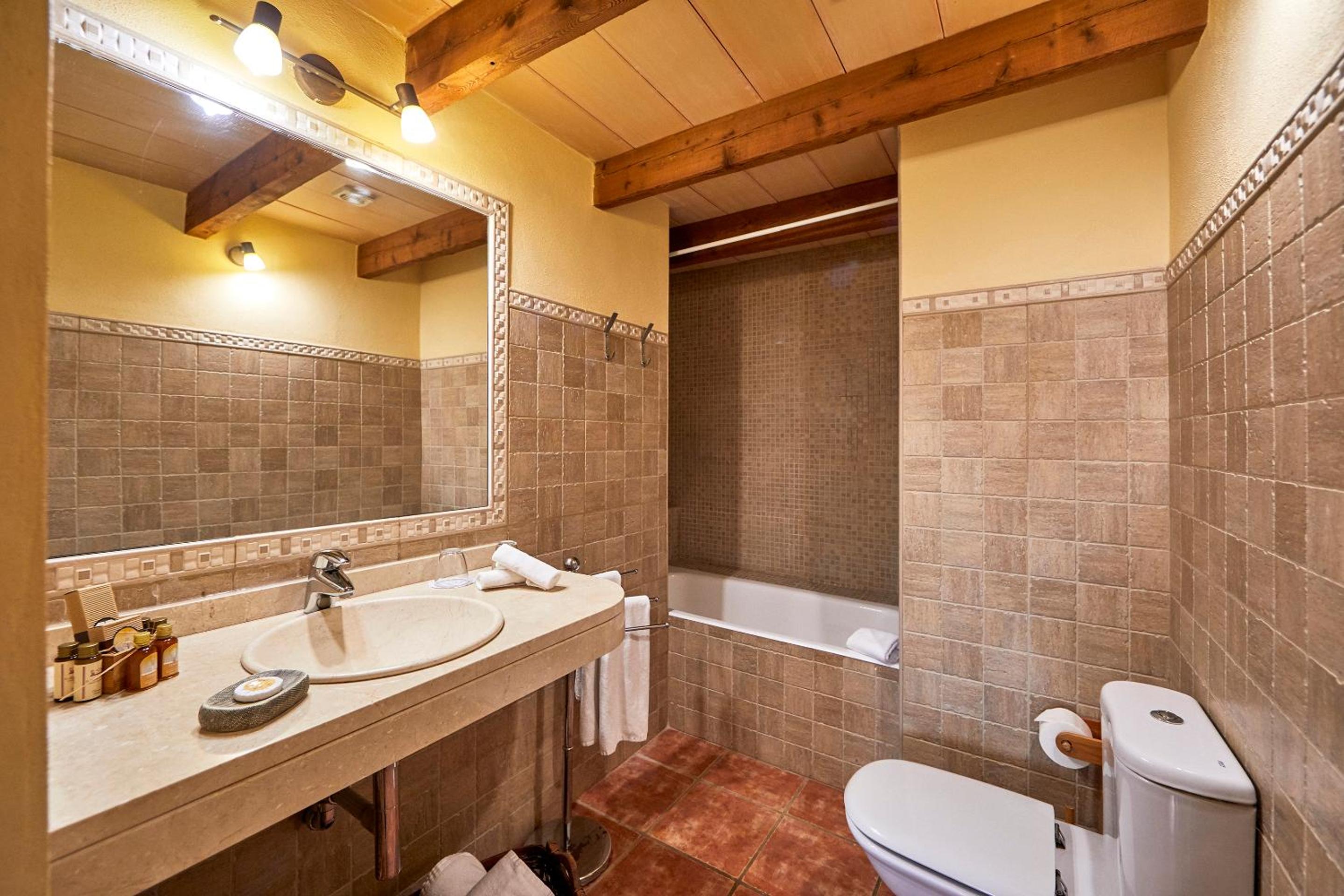 Deluxe Family Suite - Photo 12