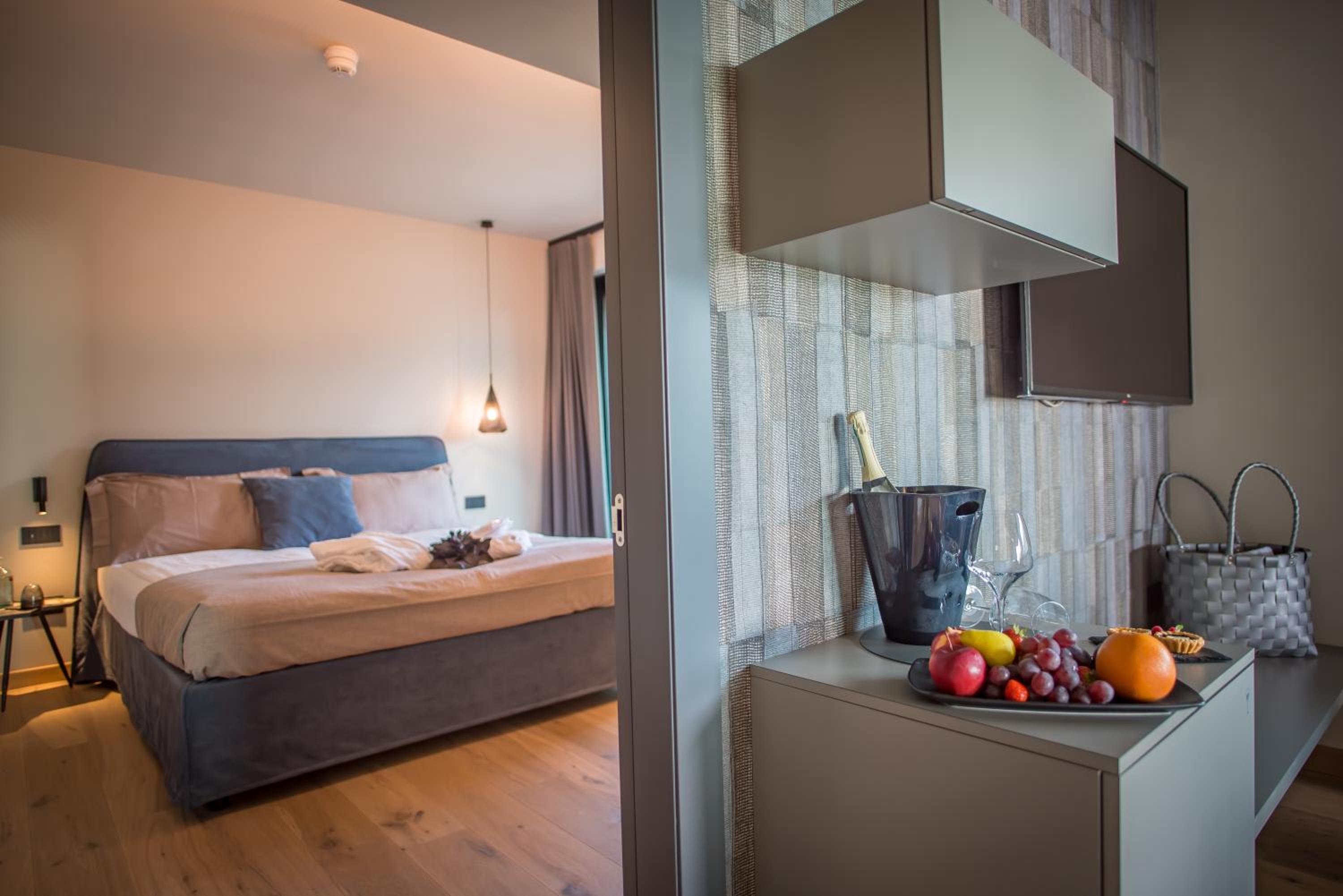 Suite with Steam Bath, Hot Tub and Lake View