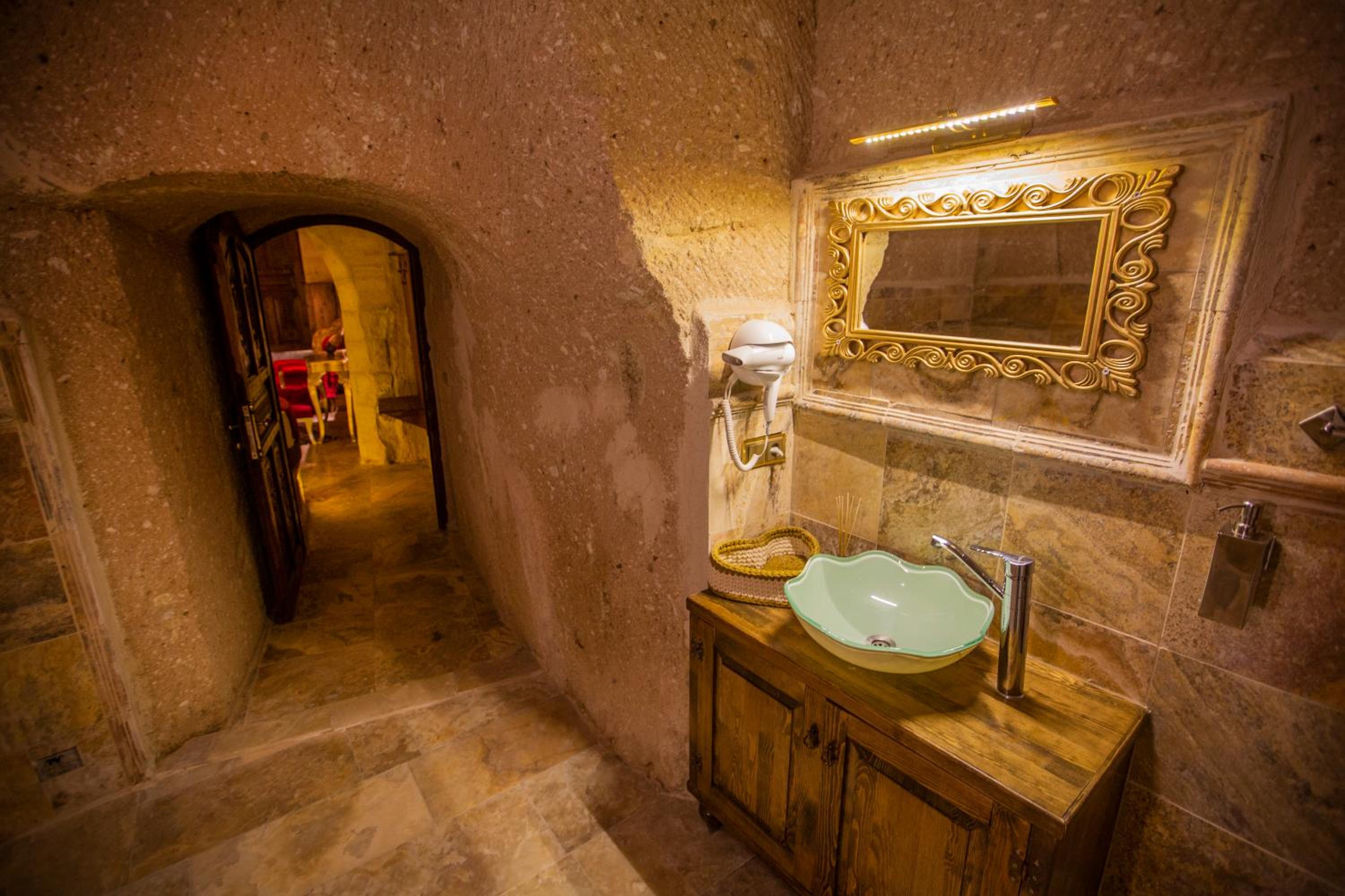 Honeymoon Suite photo 3