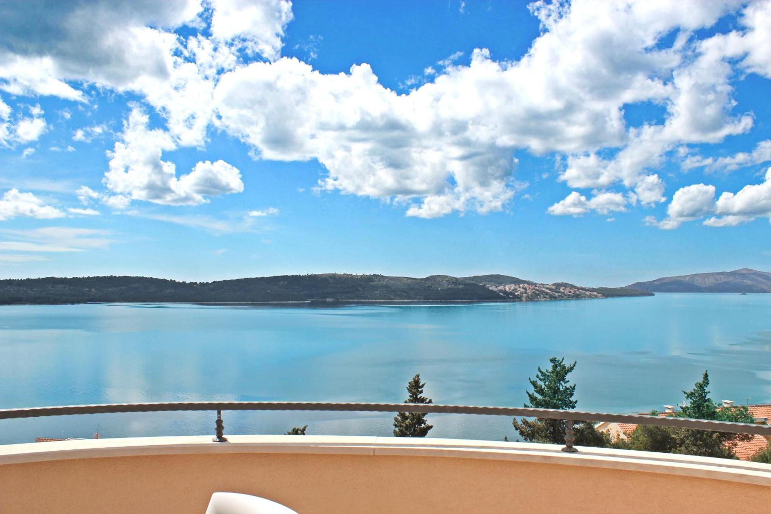 One-Bedroom Apartment with Balcony and Sea View (2 Adults) photo 2