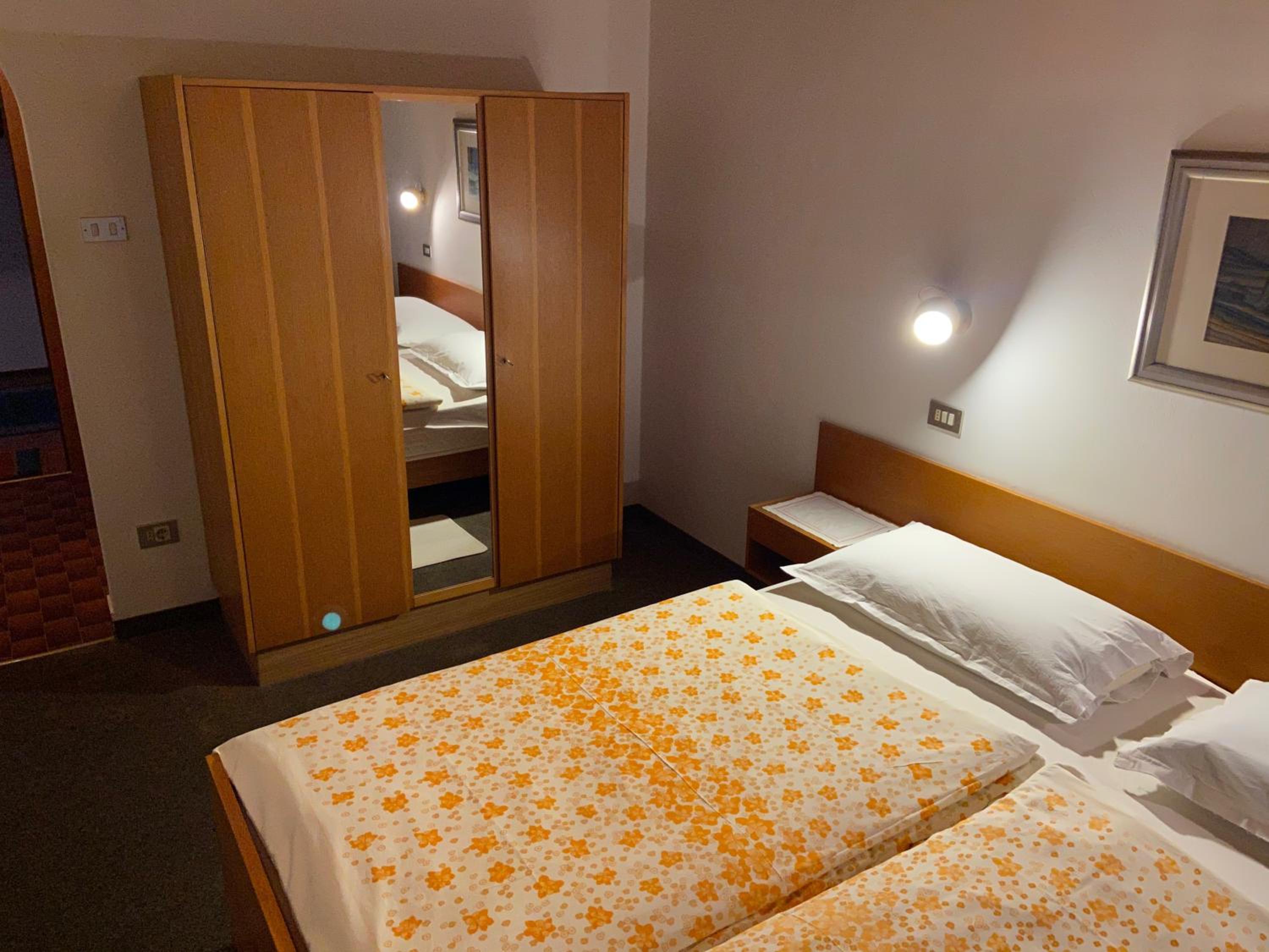 Double Room with Private Bathroom - Photo 7