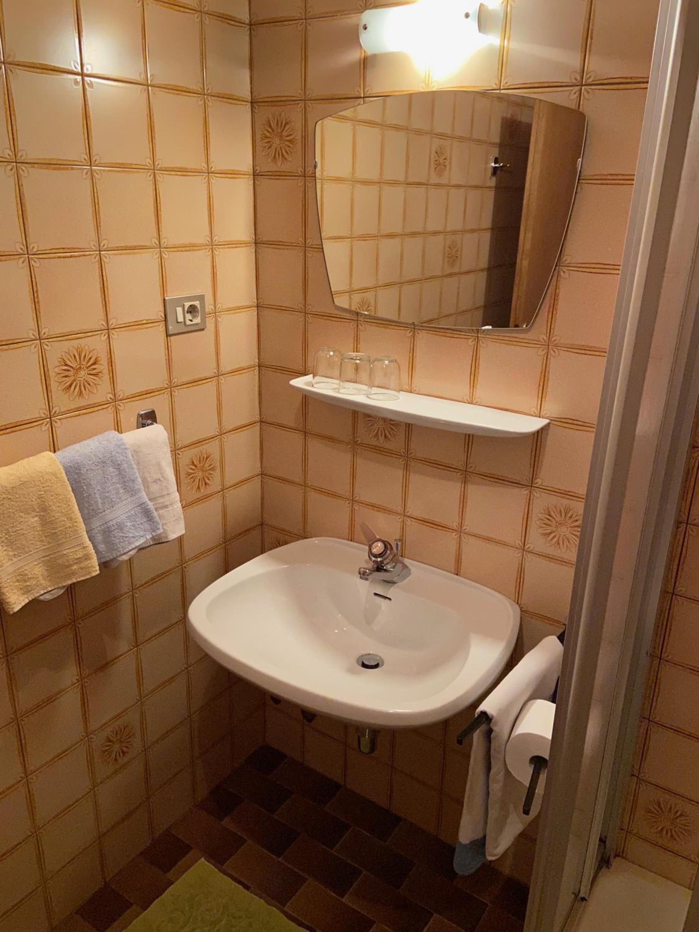 Double Room with Private Bathroom - Photo 9