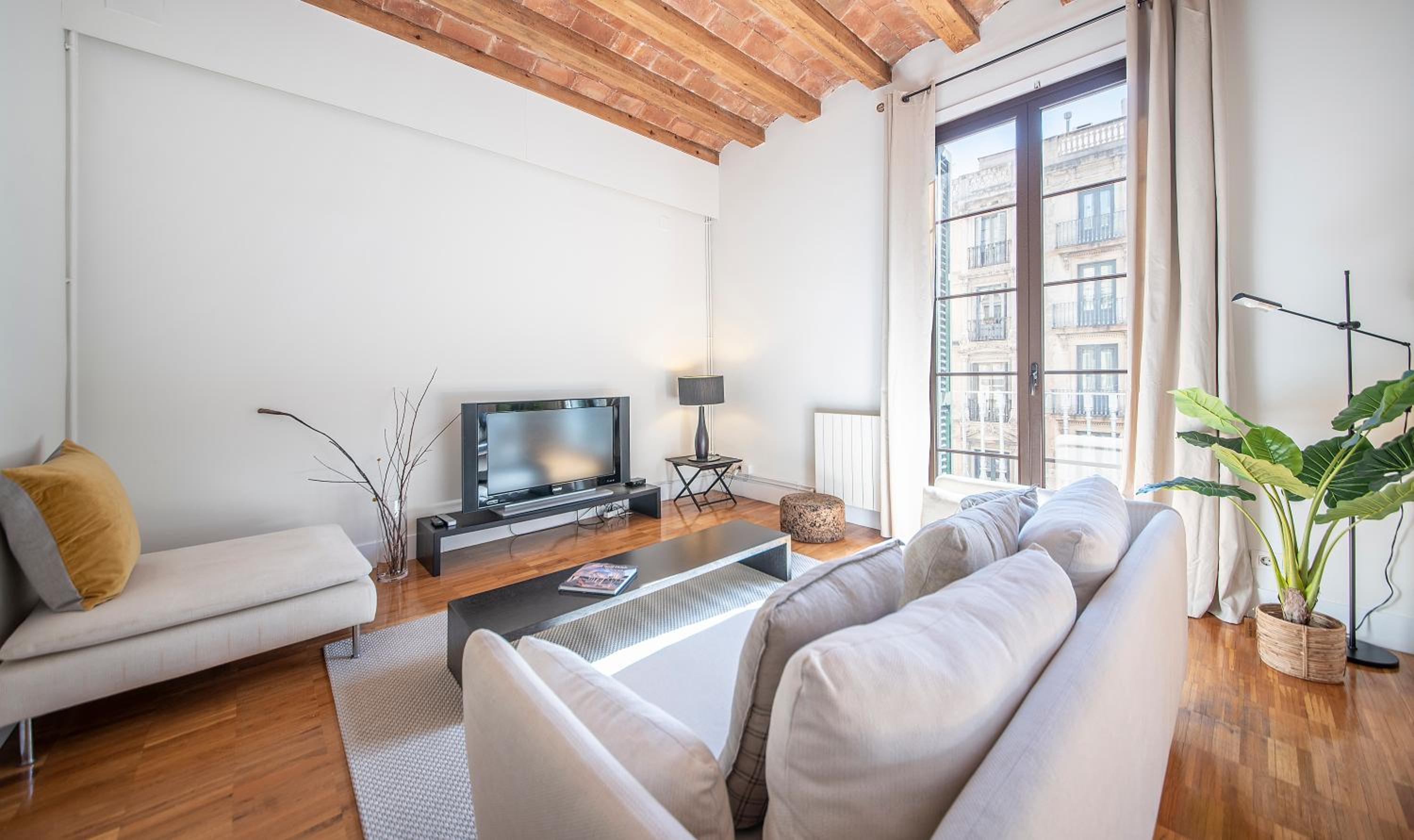 Apartamento con Balcón- Carrer Pelai 5