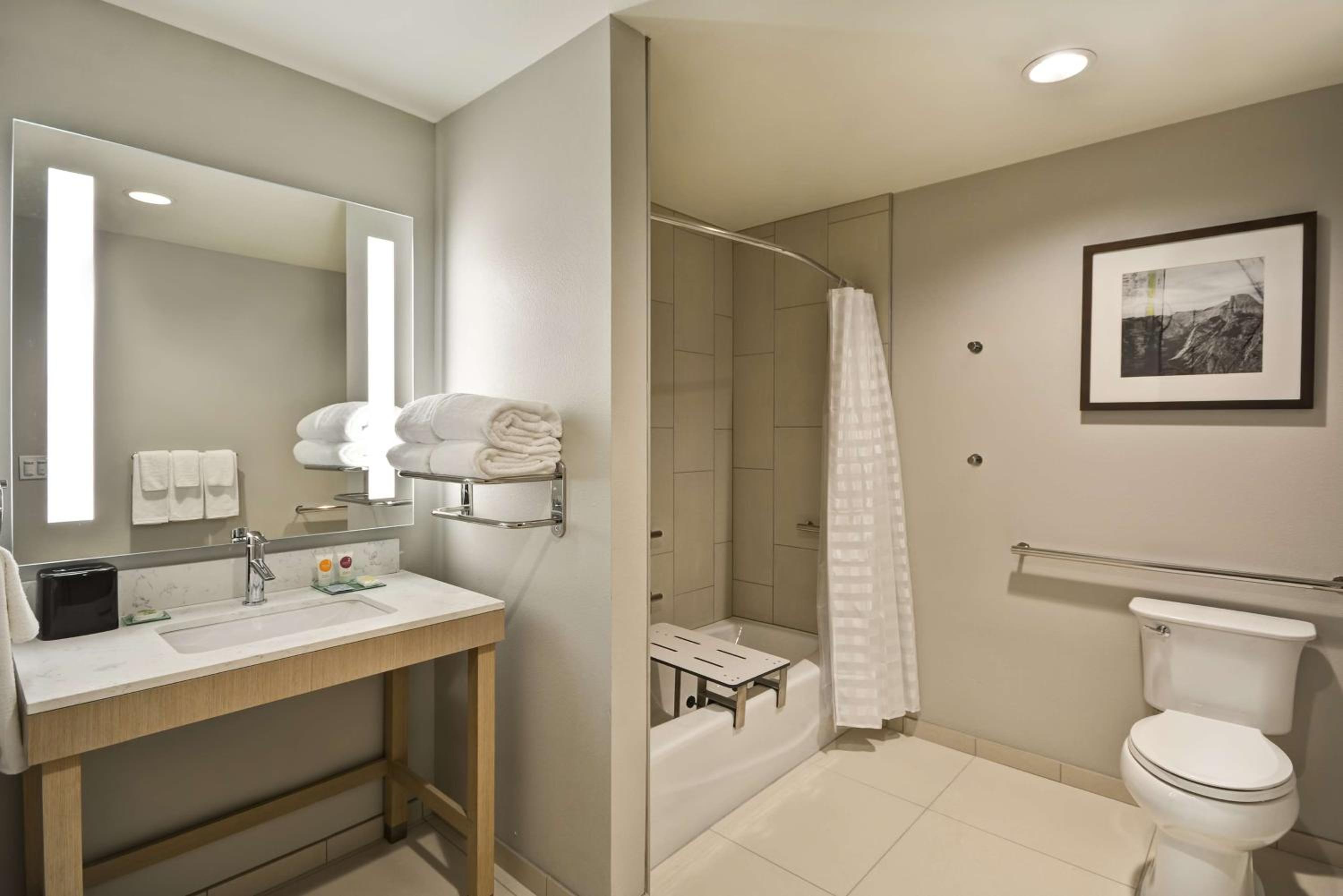 Queen Room with Two Queen Beds and Accessible Tub - Photo 2
