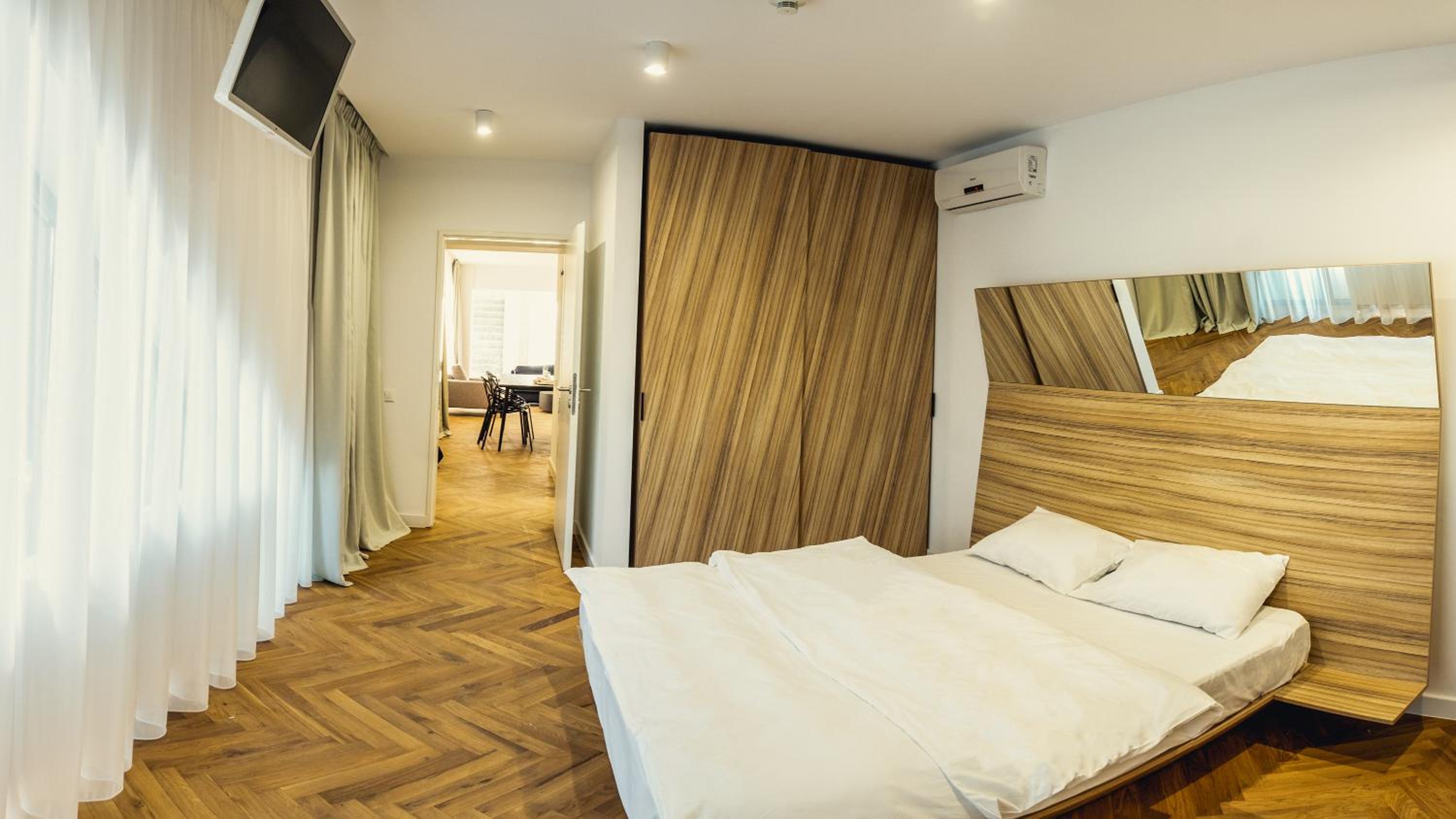 Grand Three Bedroom Apartment - Photo 7