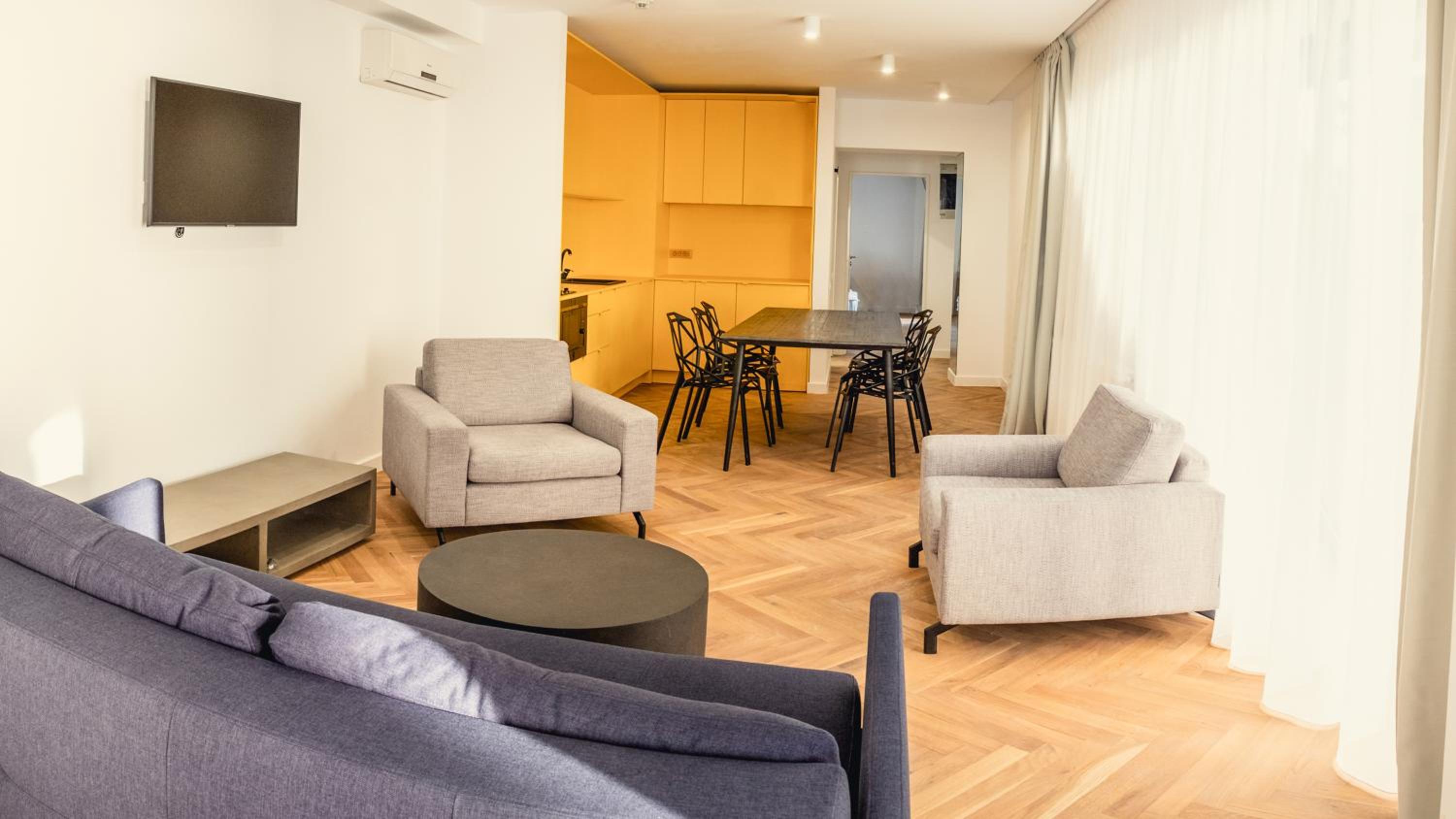 Grand Three Bedroom Apartment - Photo 2