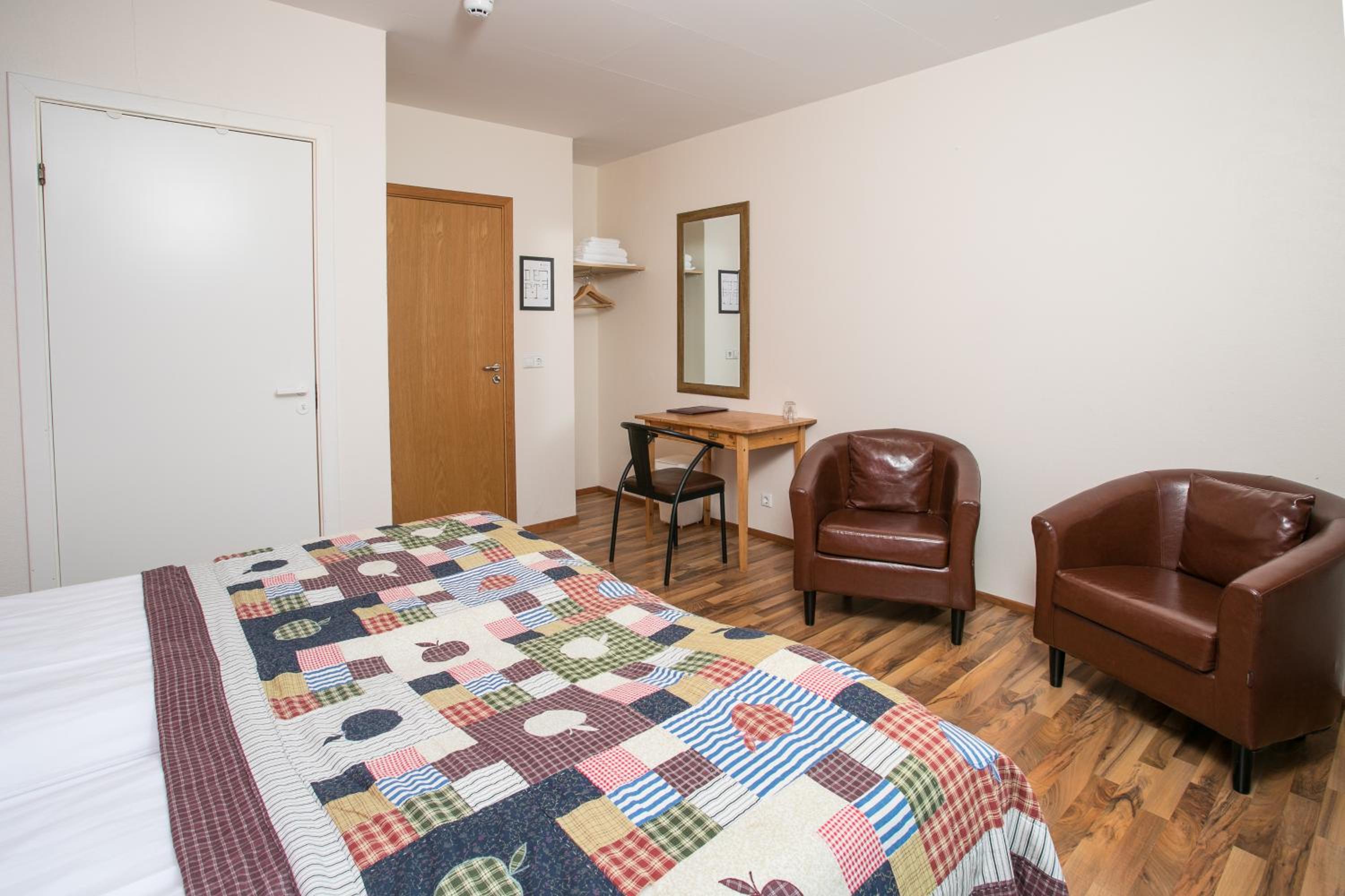 Standard Double or Twin Room - Photo 8