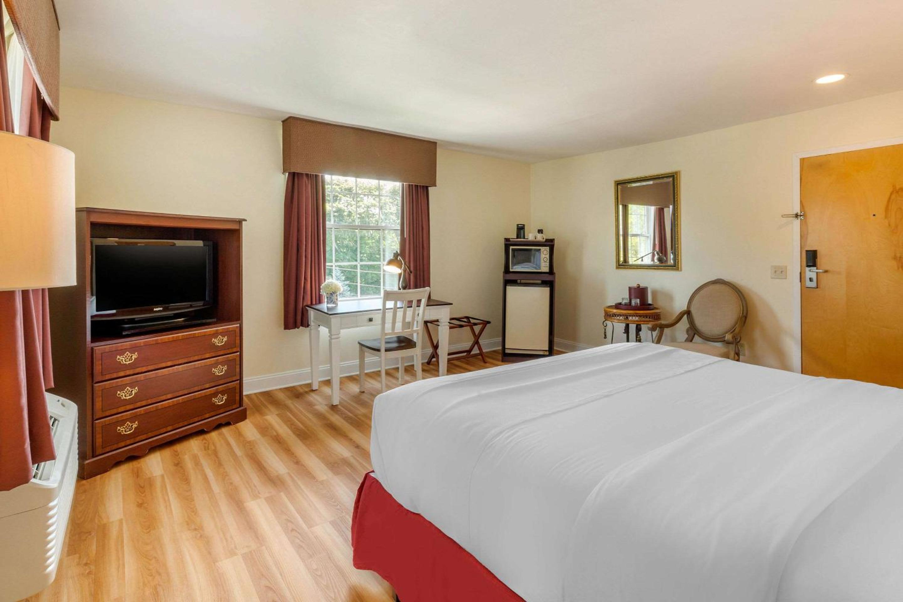 King Room - Non-Smoking - Photo 4