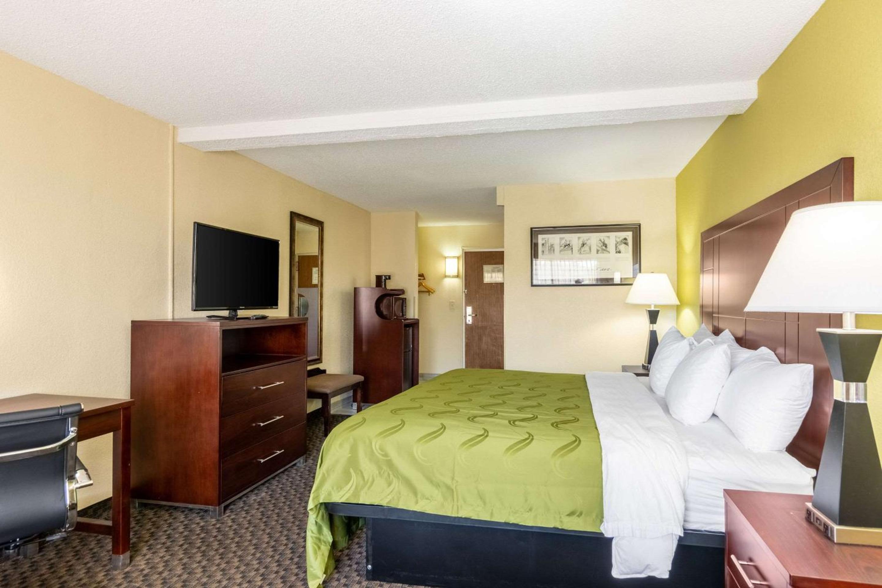 King Room - Non-Smoking - Photo 2