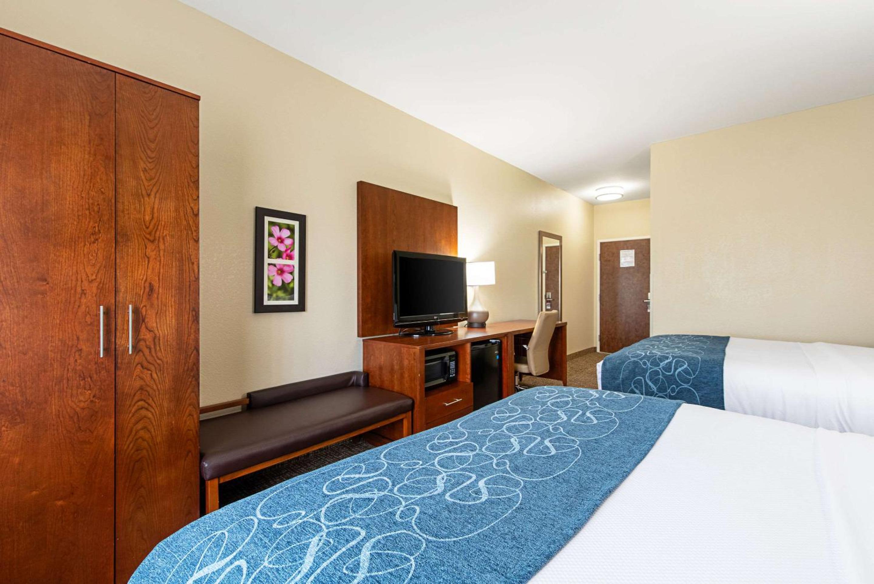 Queen Room with Two Queen Beds - Non-Smoking - Photo 1