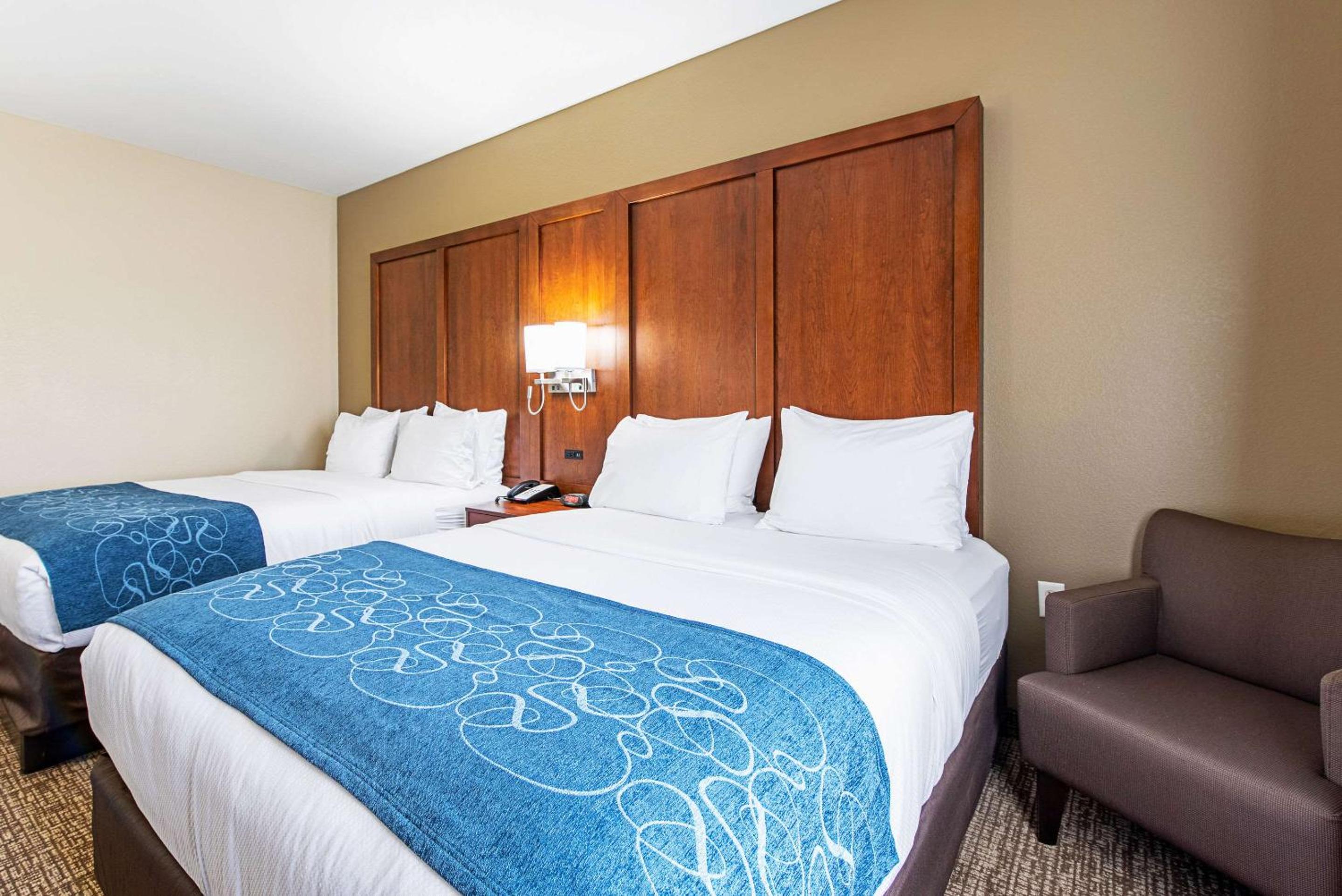 Queen Room with Two Queen Beds - Non-Smoking - Photo 2
