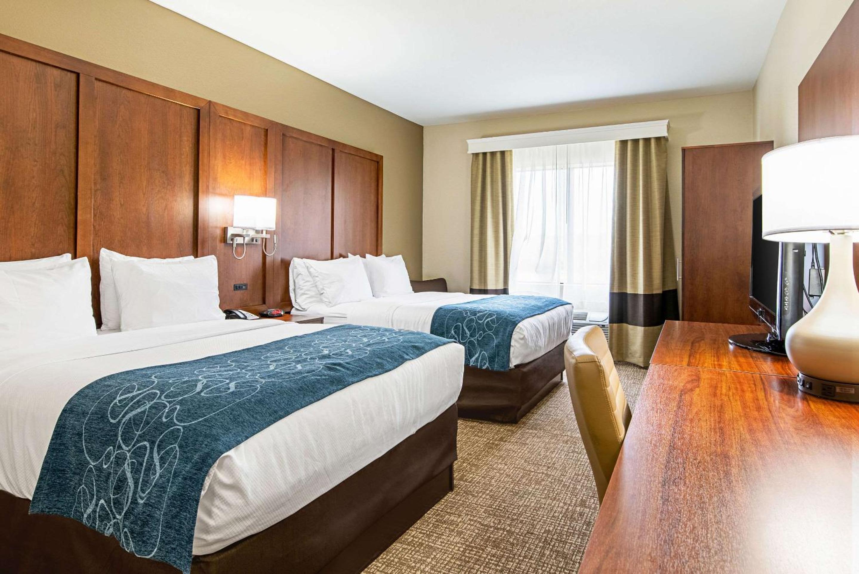 Queen Room with Two Queen Beds - Non-Smoking - Photo 3
