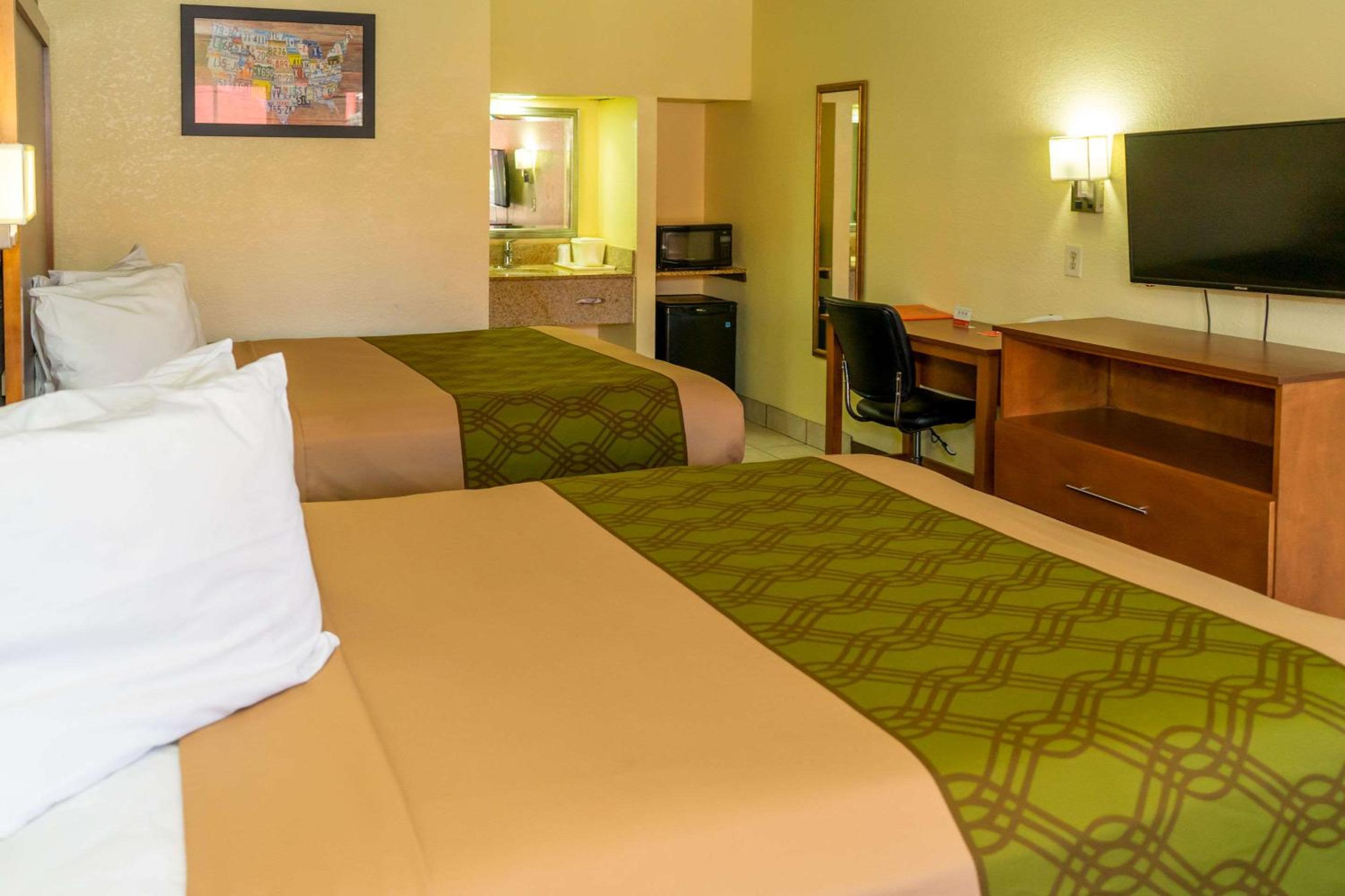 Queen Room with Two Queen Beds - Smoking