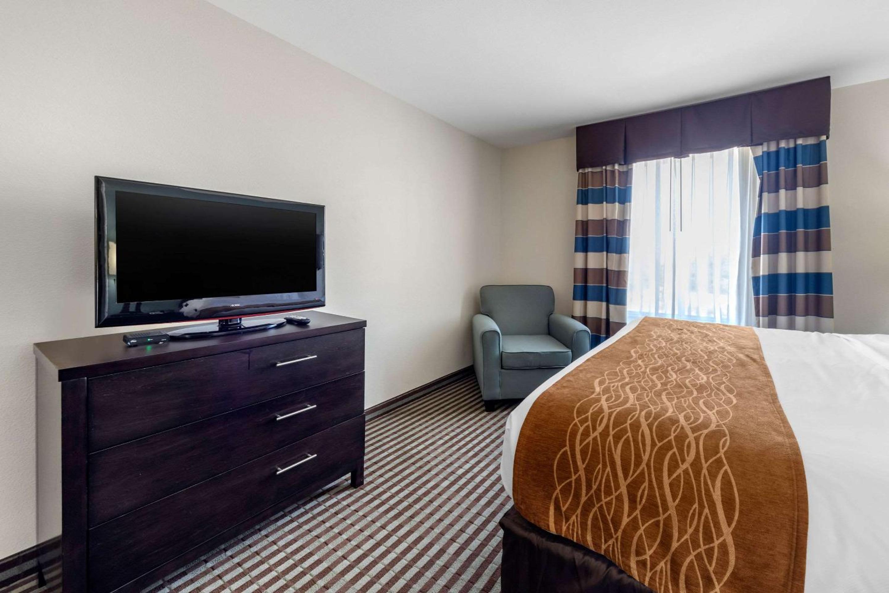 King Suite - Non-Smoking - Photo 4