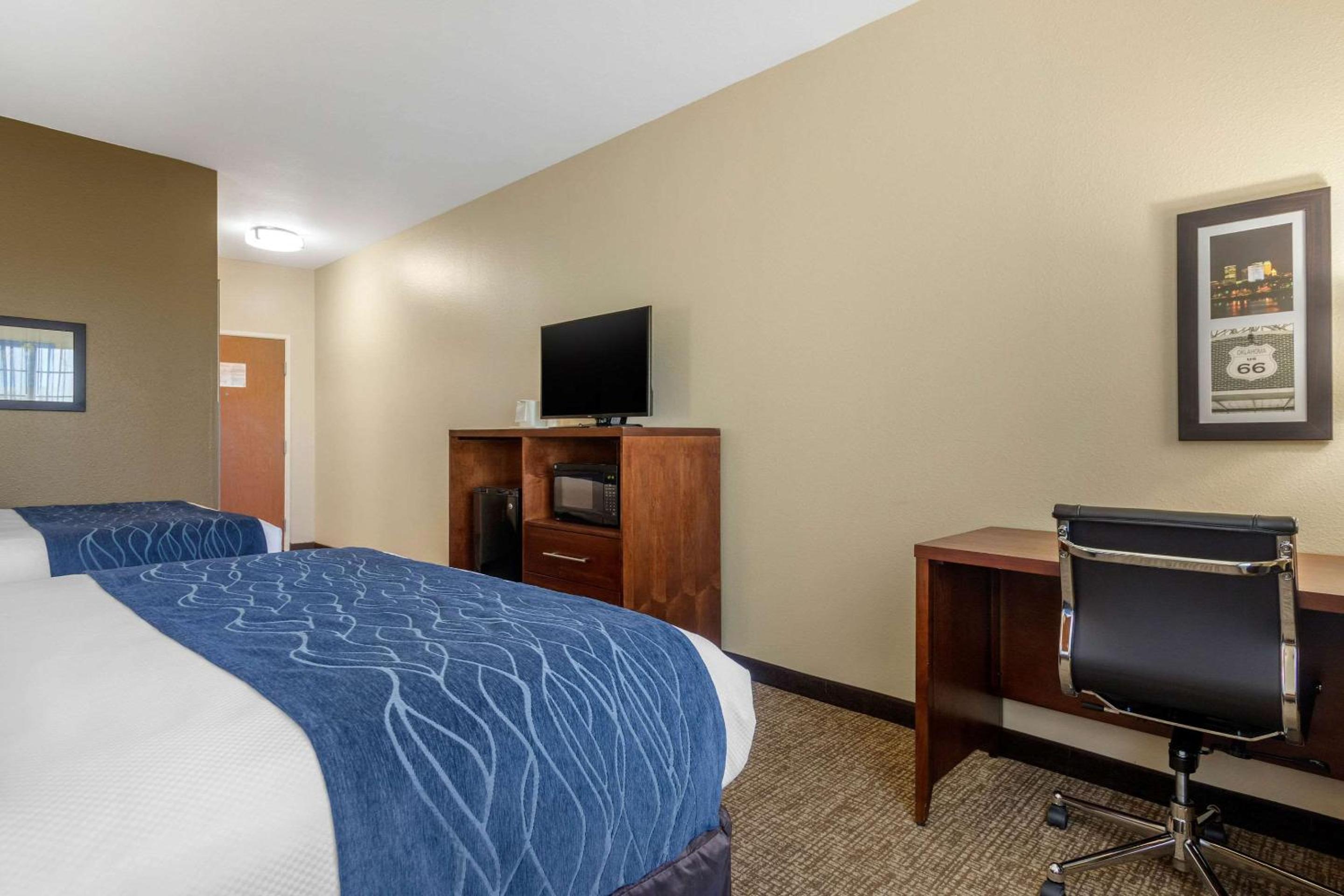 Queen Room with Two Queen Beds - Non-Smoking - Photo 2