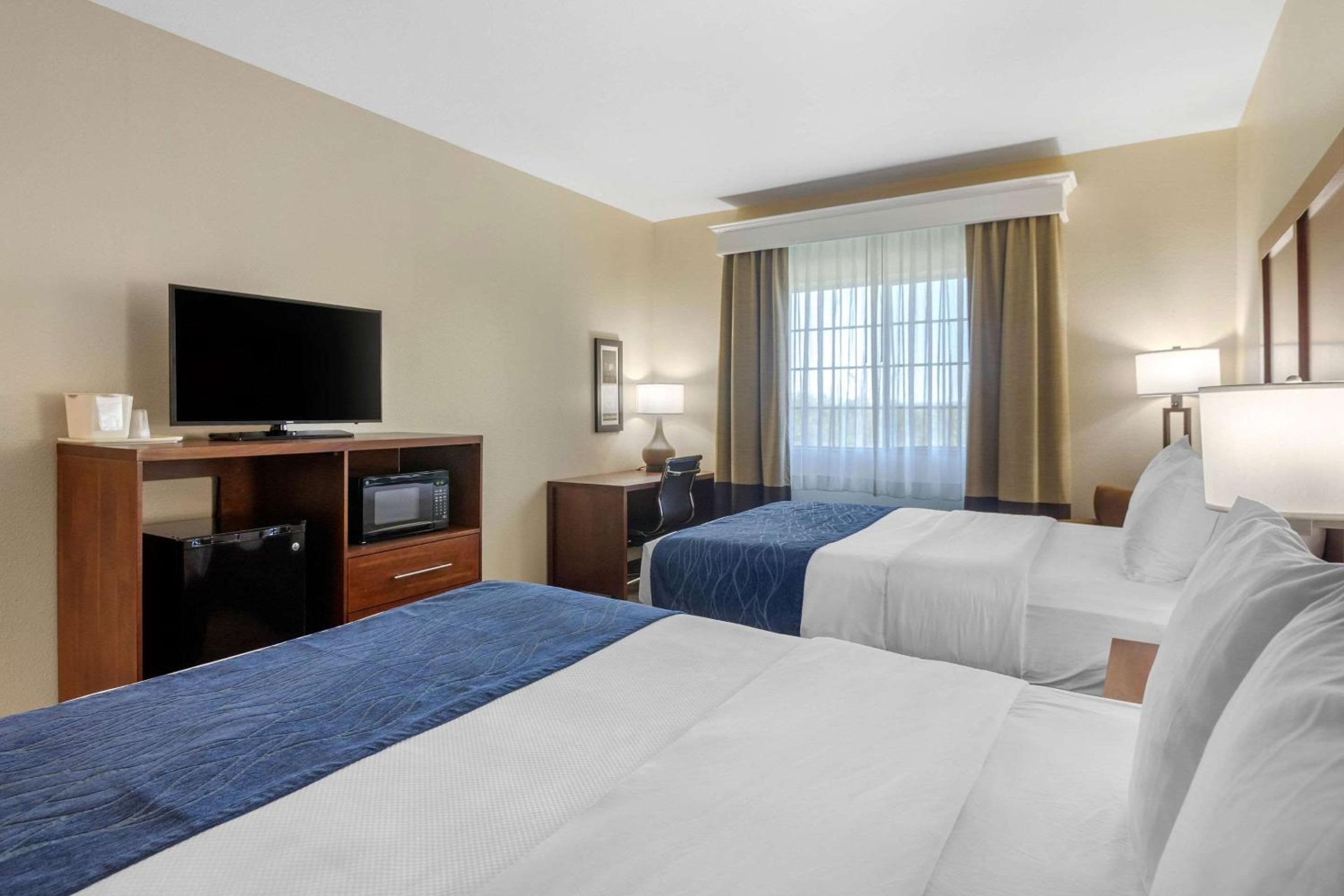 Queen Room with Two Queen Beds - Non-Smoking - Photo 4