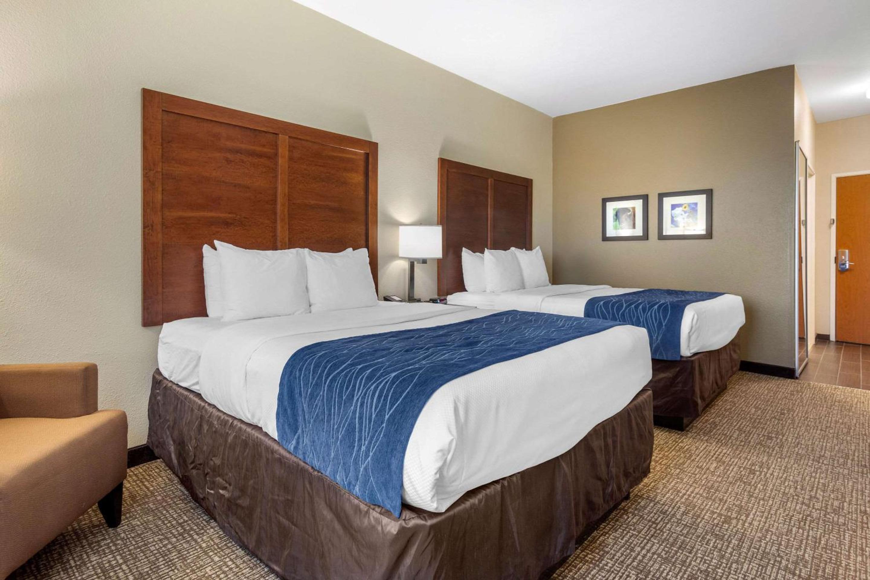 Queen Room with Two Queen Beds - Non-Smoking - Photo 3