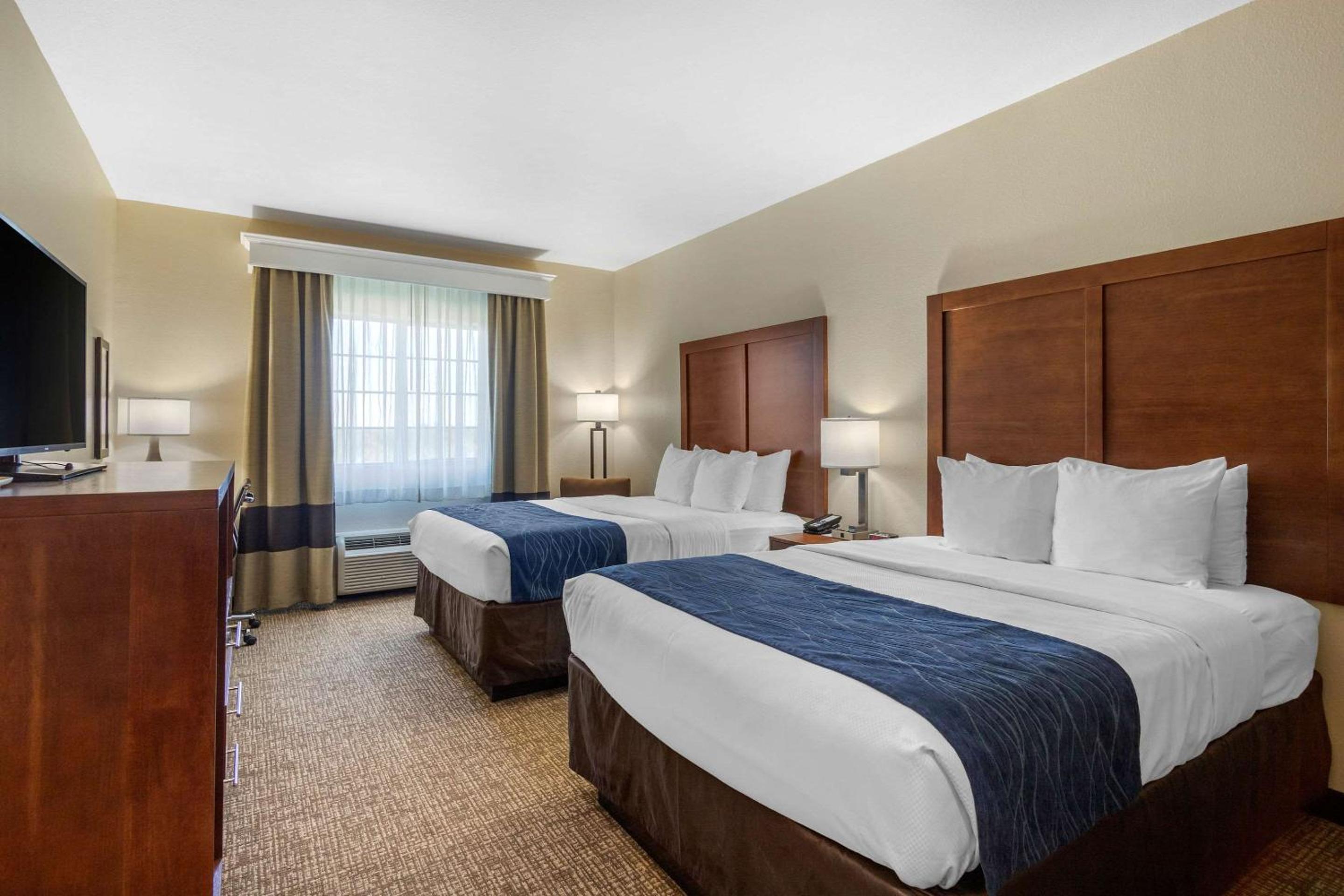 Queen Room with Two Queen Beds - Non-Smoking - Photo 1