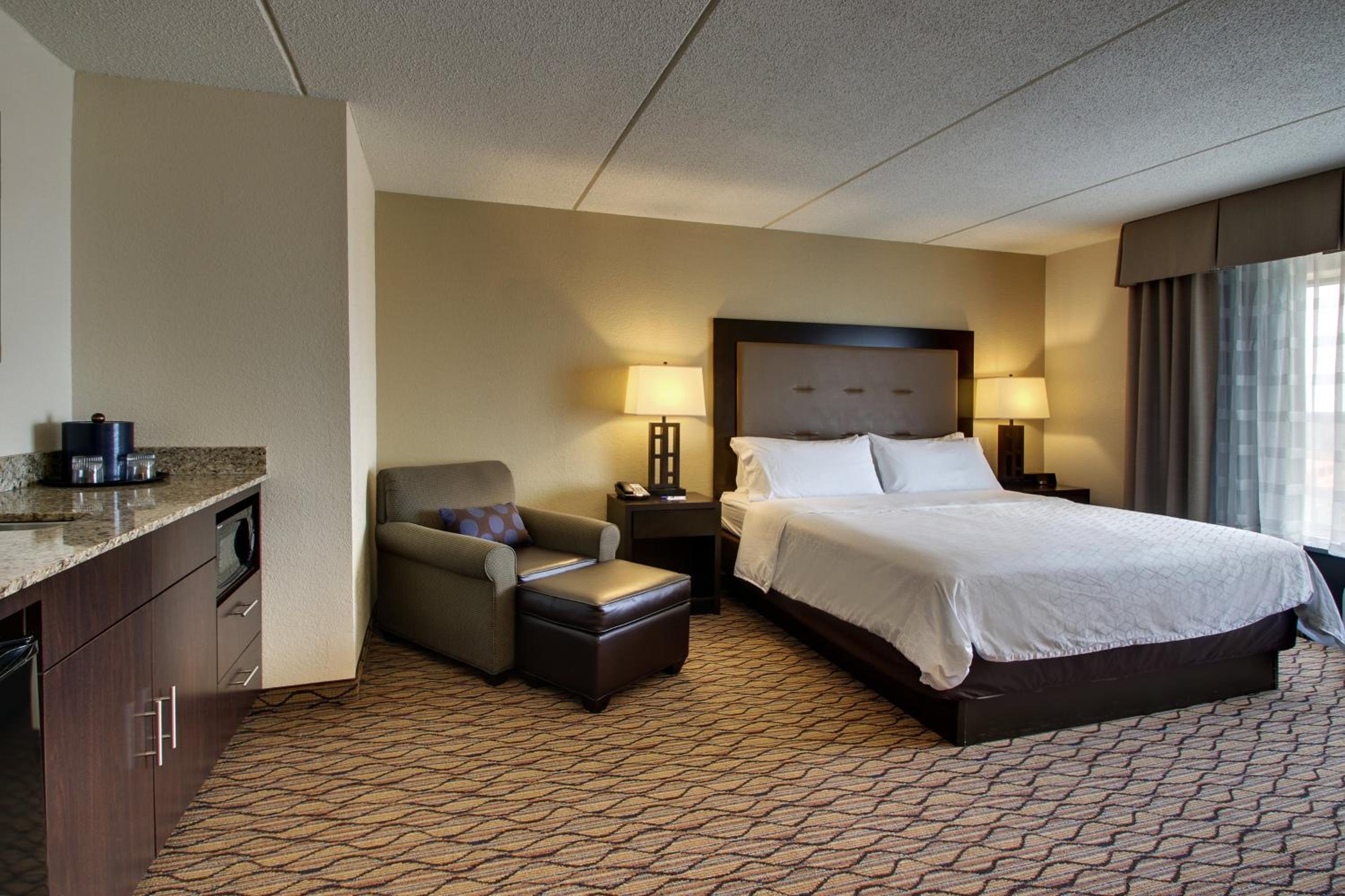 Standard King Room with Extra Floor Space - Photo 4