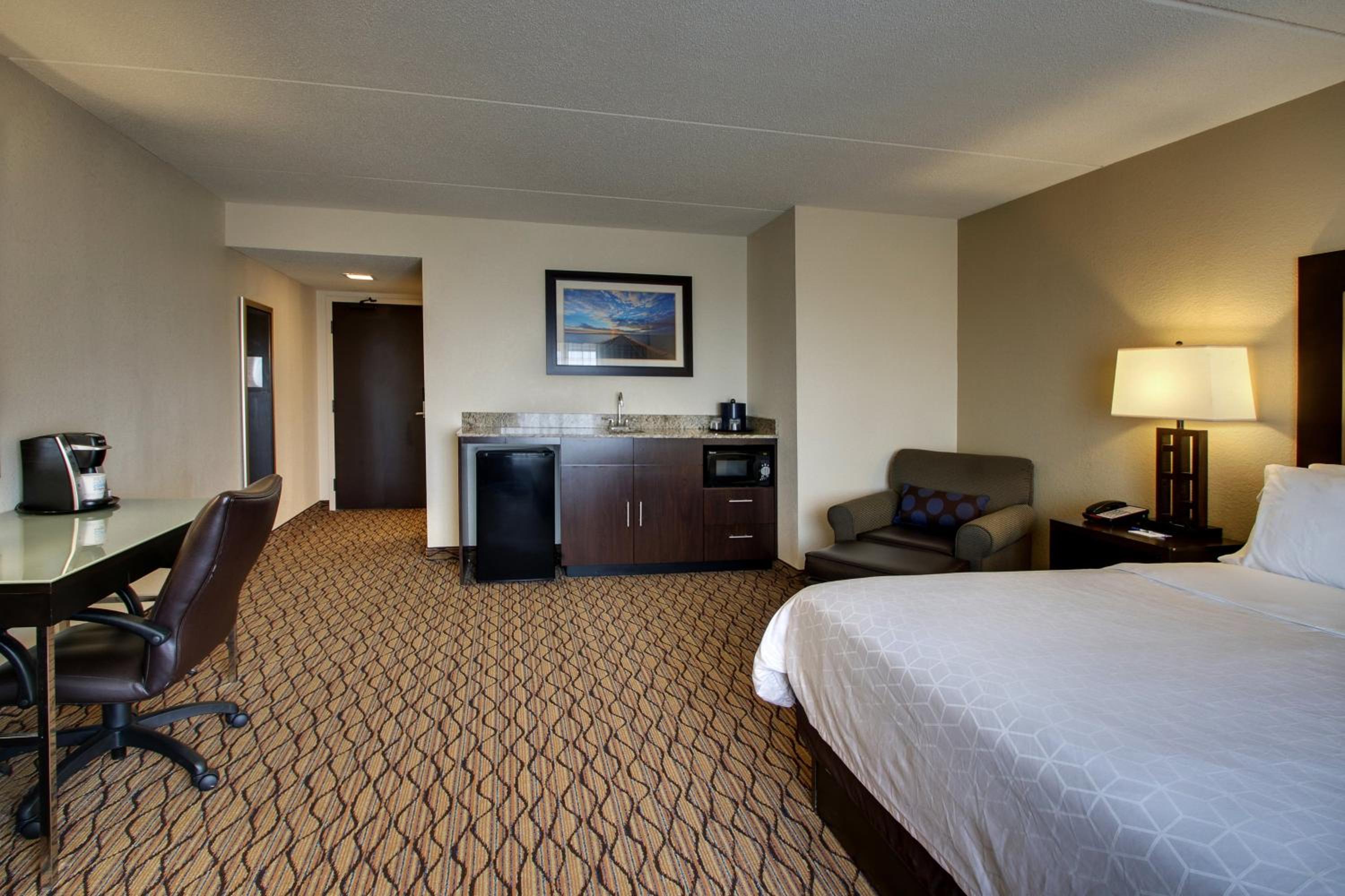Standard King Room with Extra Floor Space - Photo 2