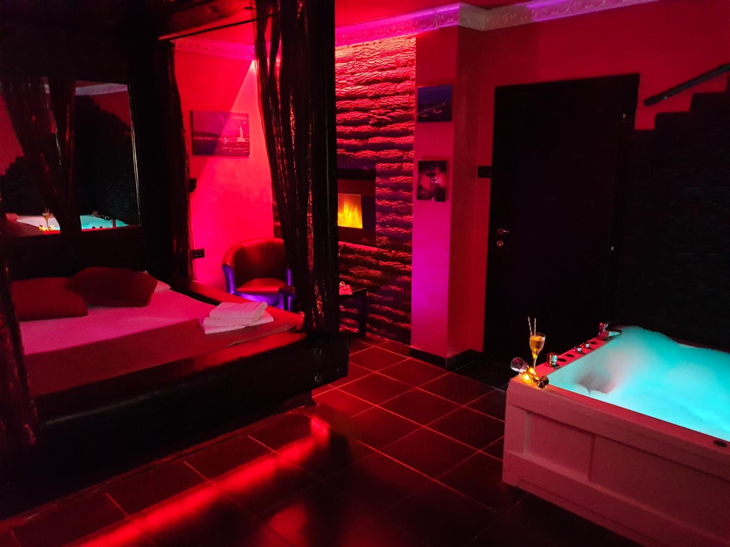 Double Room with Spa Bath - Photo 2
