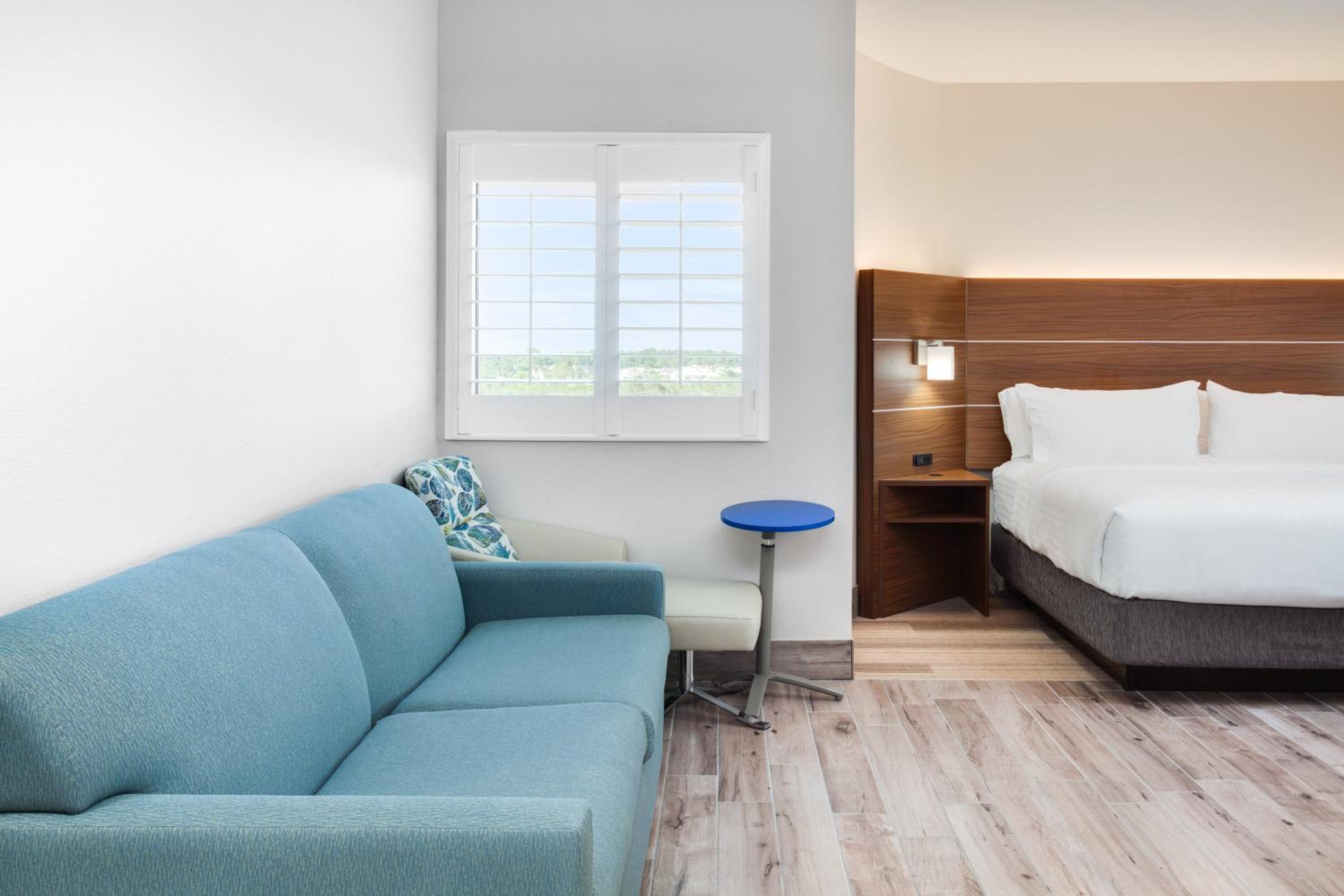 Standard King Room - Photo 5