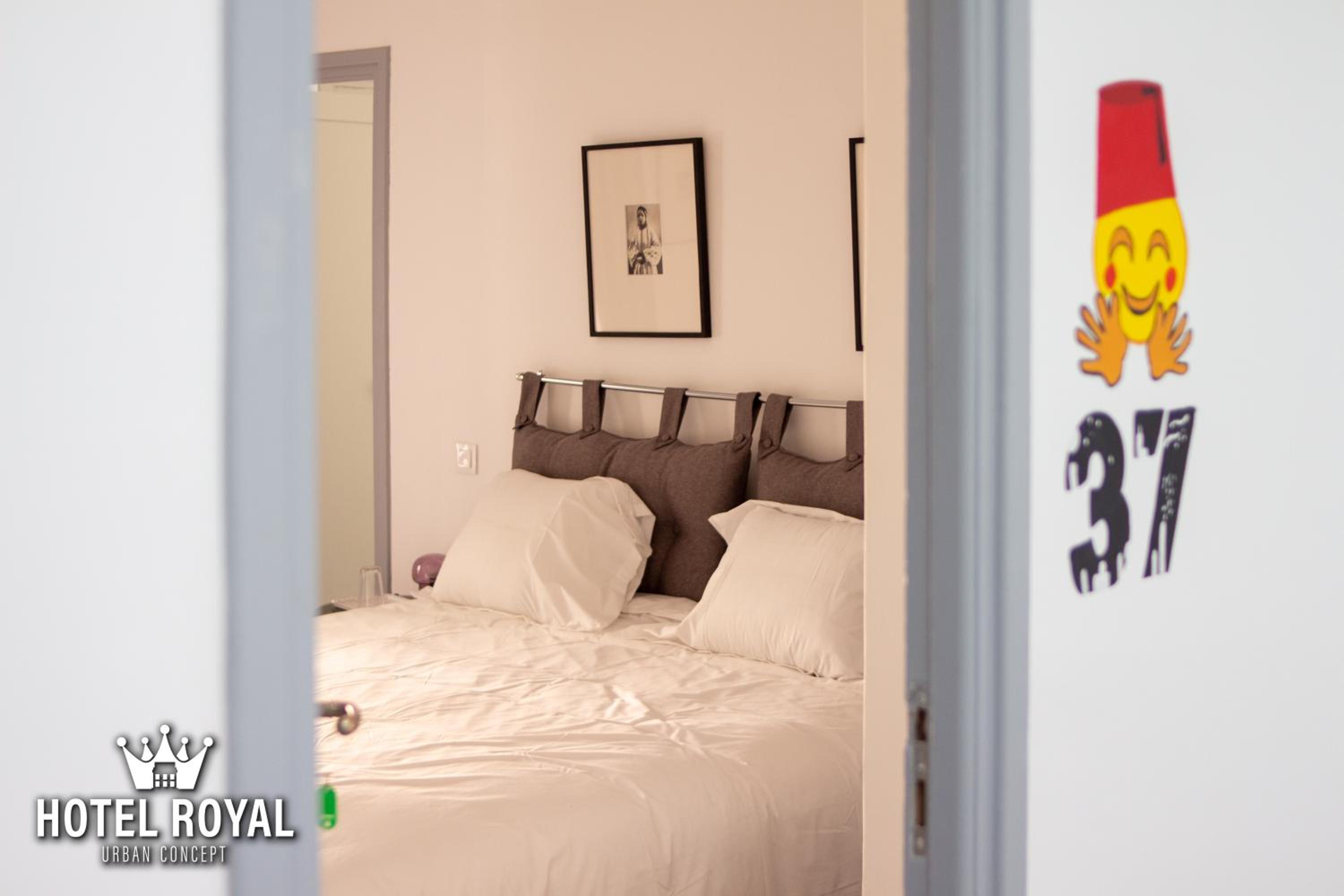 King Room with Balcony - Photo 7
