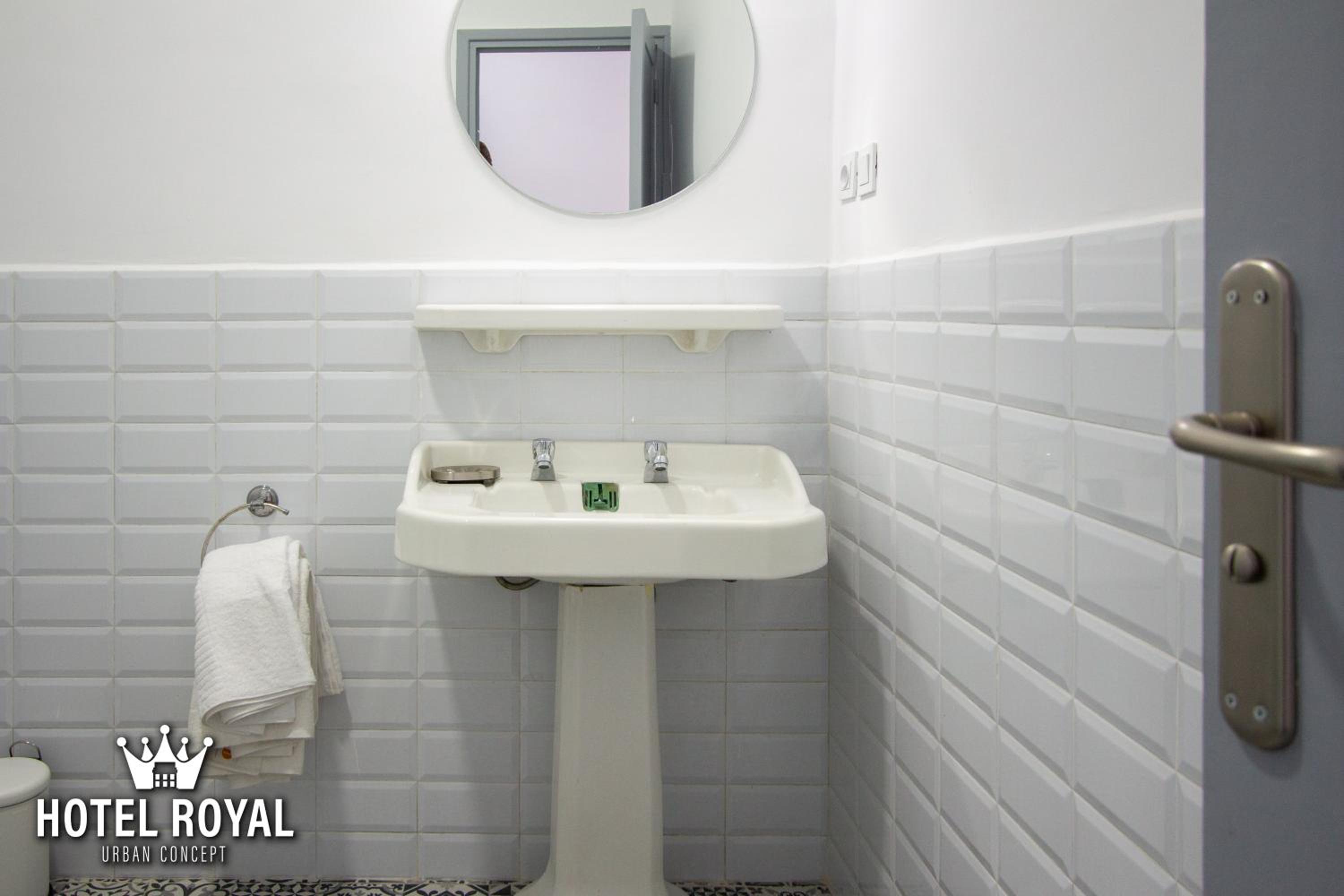 Double or Twin Room - Photo 5
