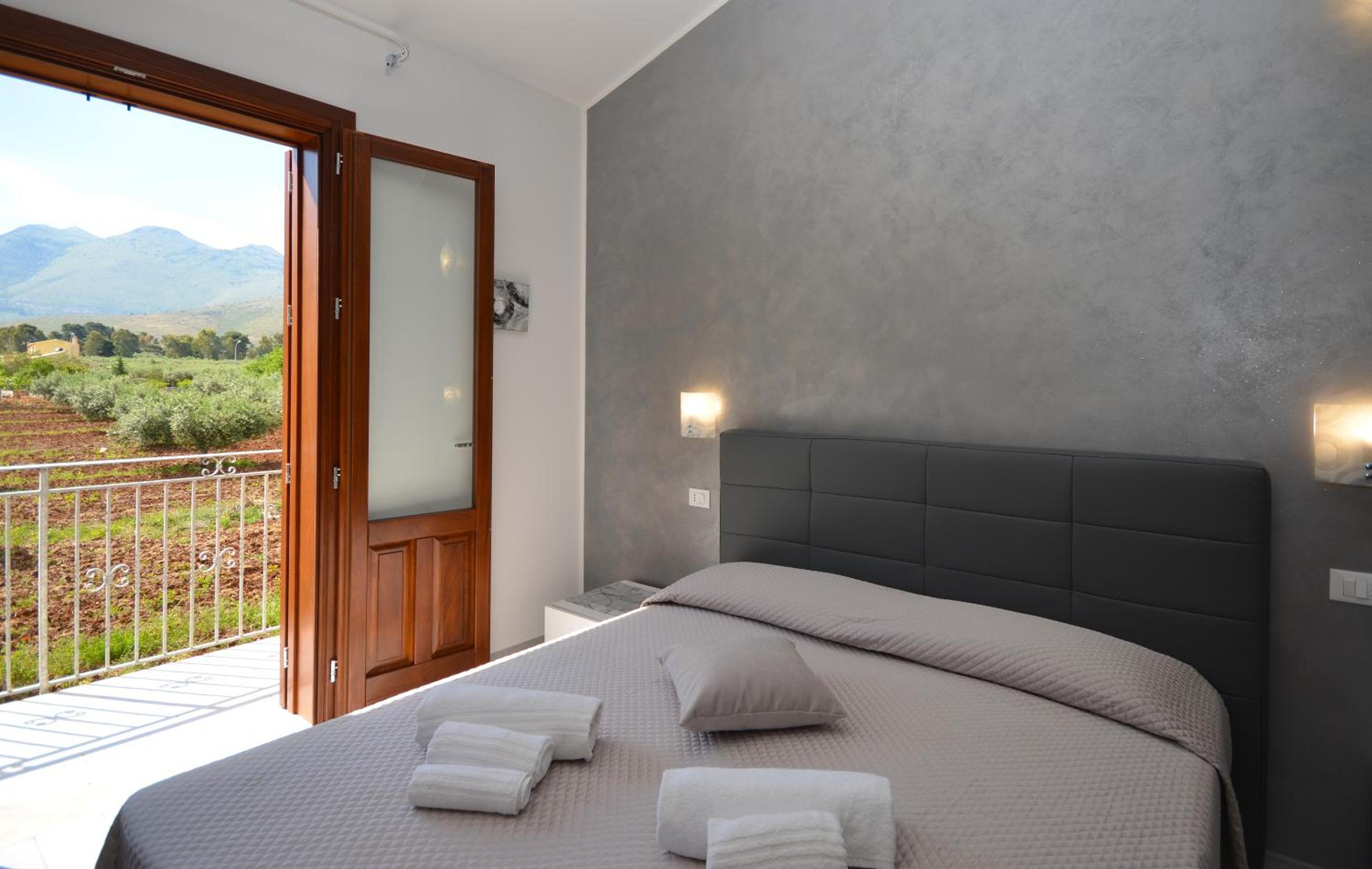 Deluxe Double Room with Balcony photo 3