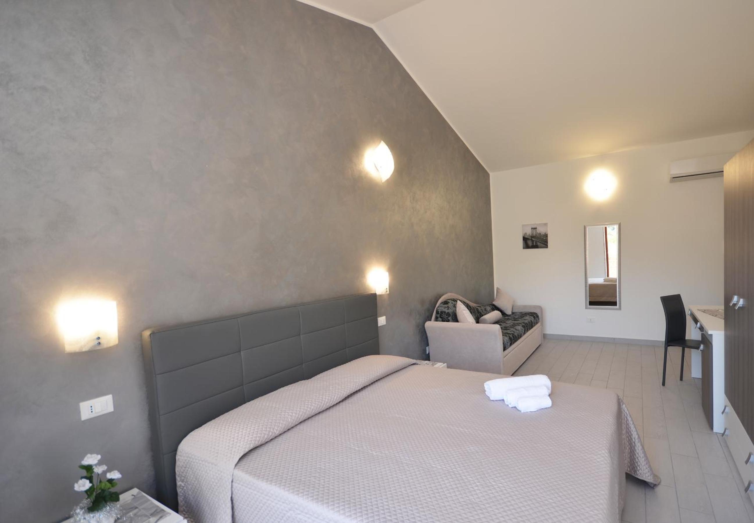 Deluxe Double Room with Balcony photo 2