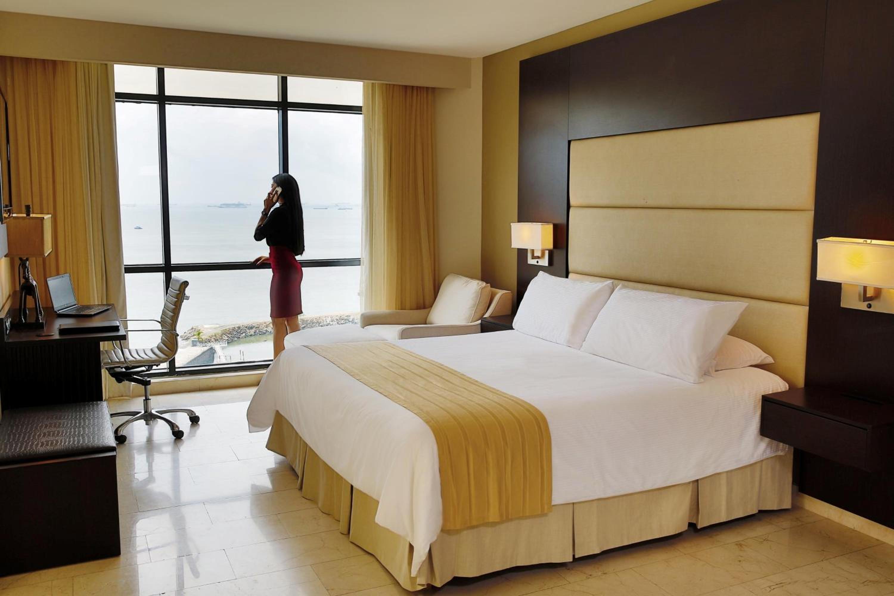 Premium King Room with Ocean View - High Floor/Club Lounge/Accessible - Photo 4