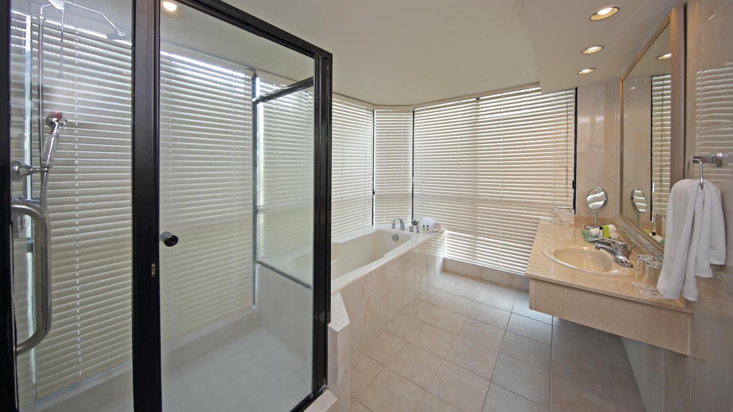 Two-Bedroom Suite with Ocean View and Dining Area - Club Lounge Access - Photo 2