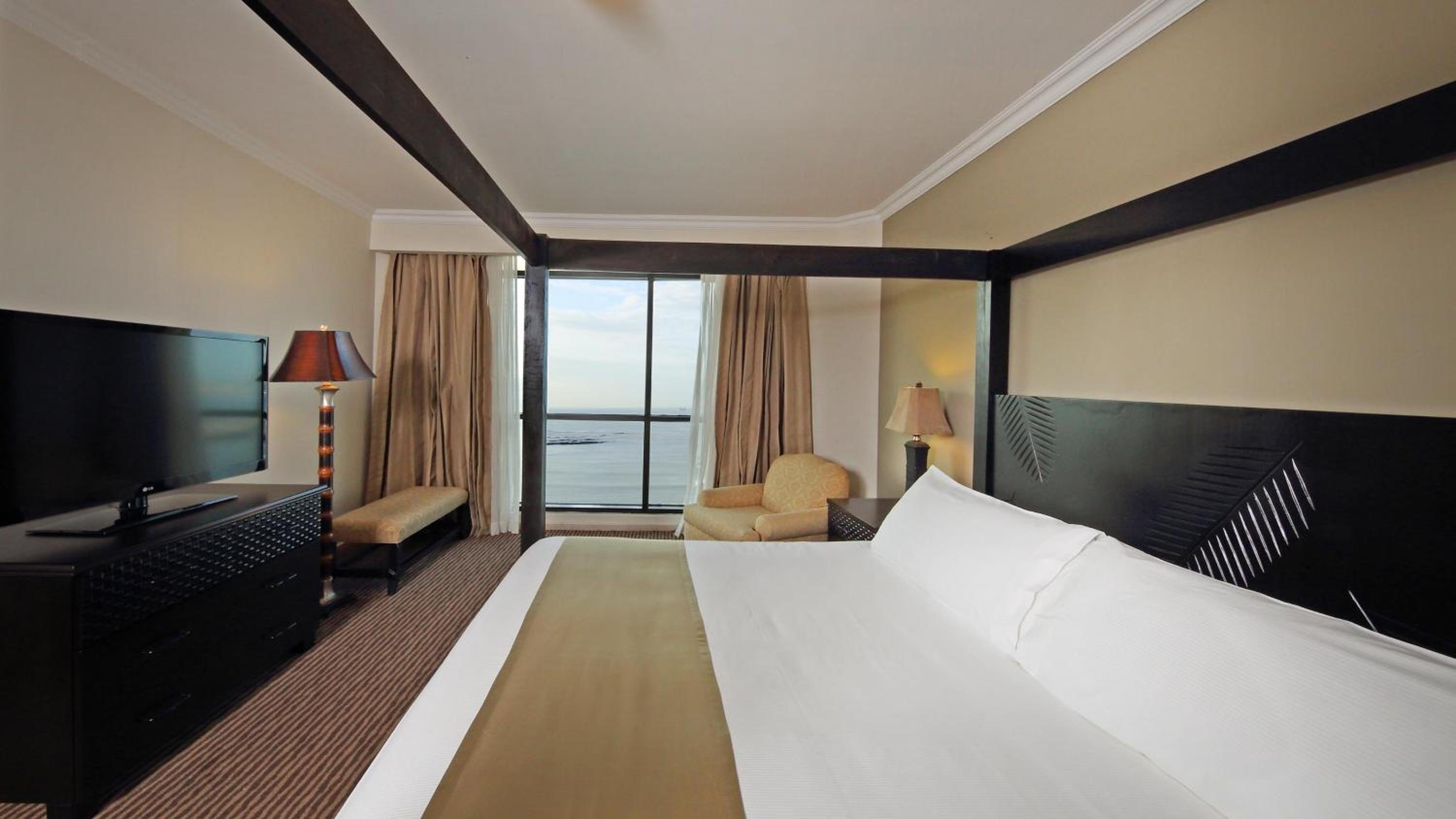 Two-Bedroom Suite with Ocean View and Dining Area - Club Lounge Access - Photo 7