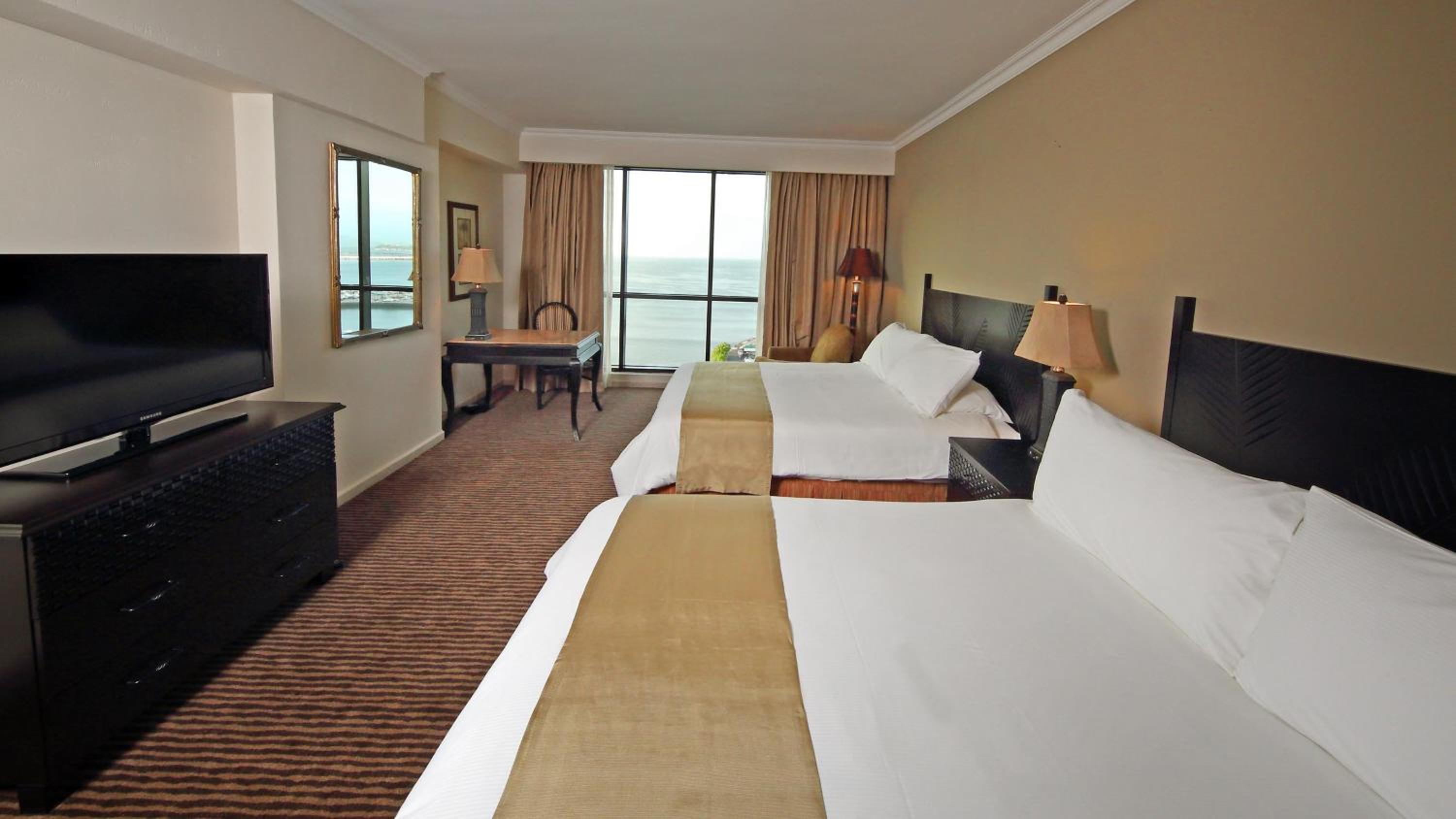 Classic Queen Room with Two Queen Beds and Ocean View - Photo 4