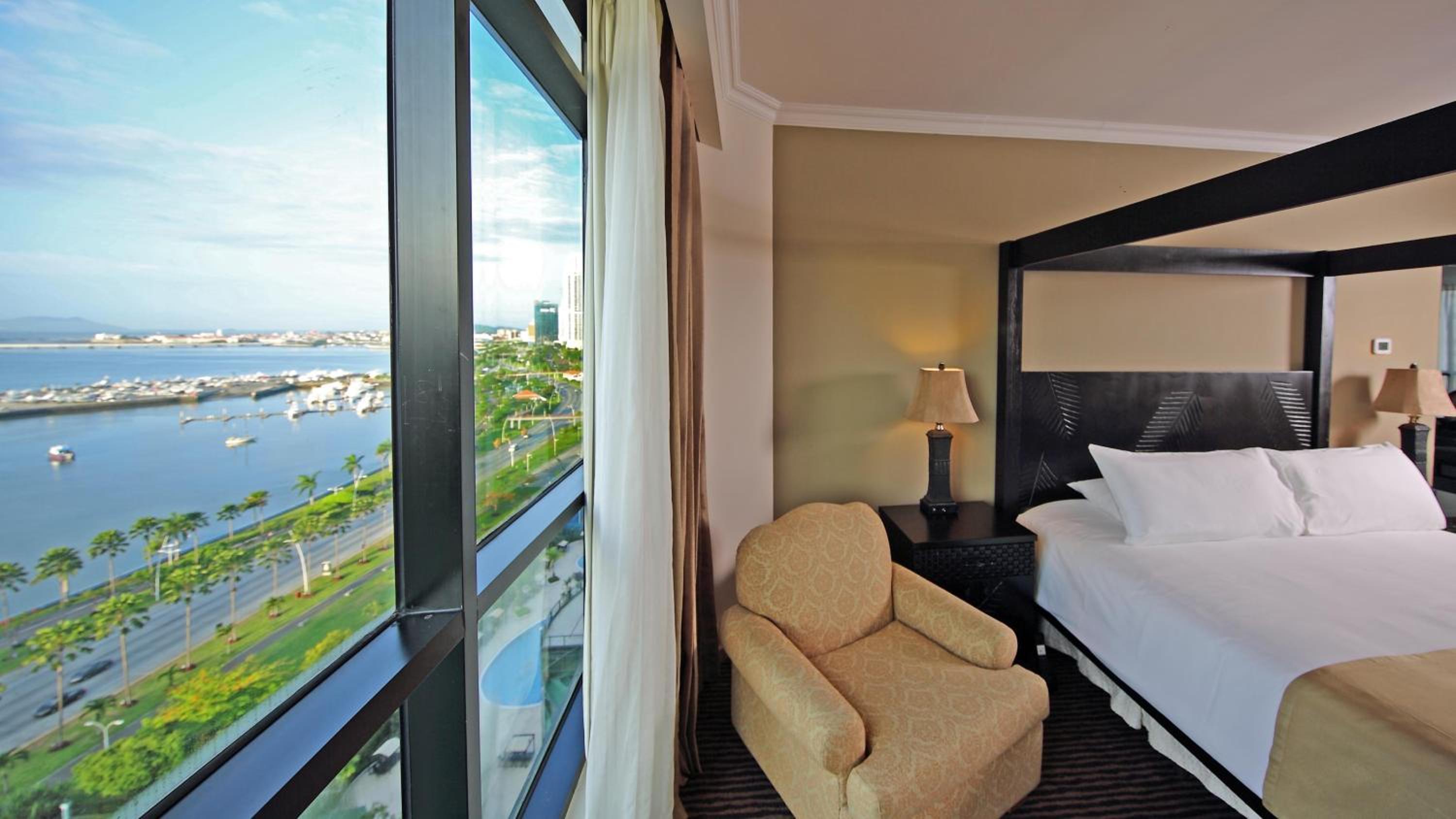 One-Bedroom Suite with Ocean View and Dining Area - Club Lounge Access