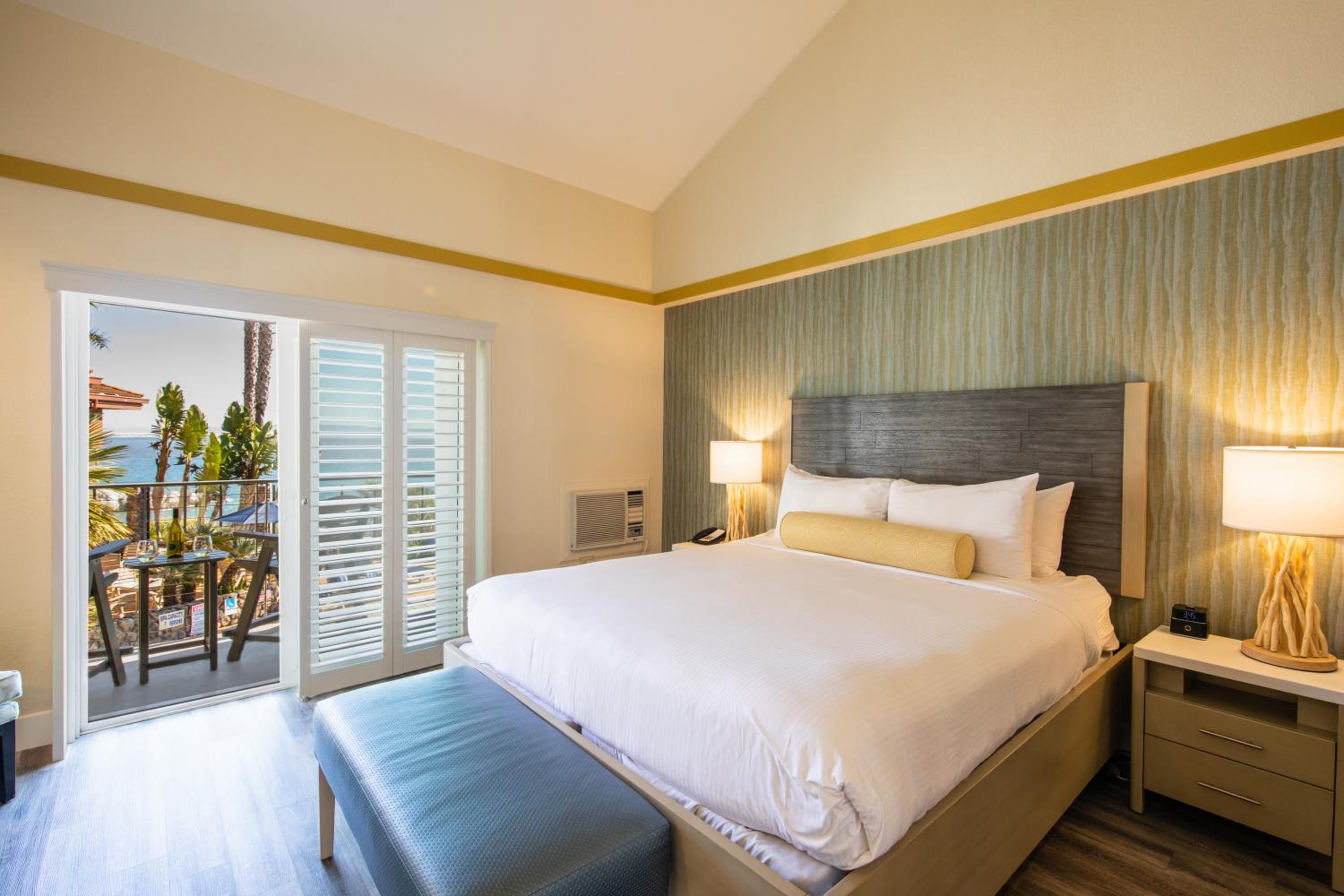 Oceanview Poolside King - Photo 1