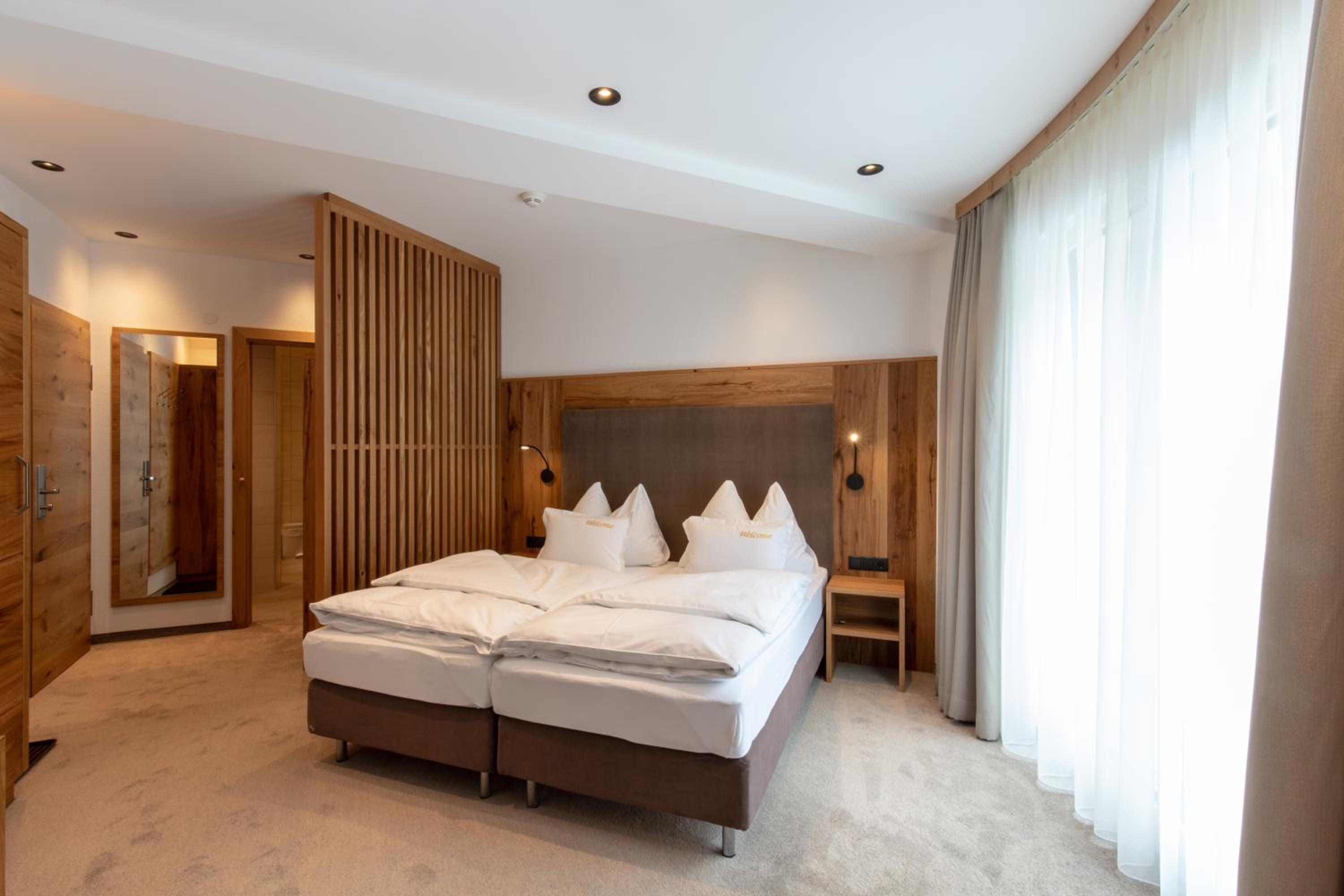 Deluxe Double Room with Mountain View photo 3