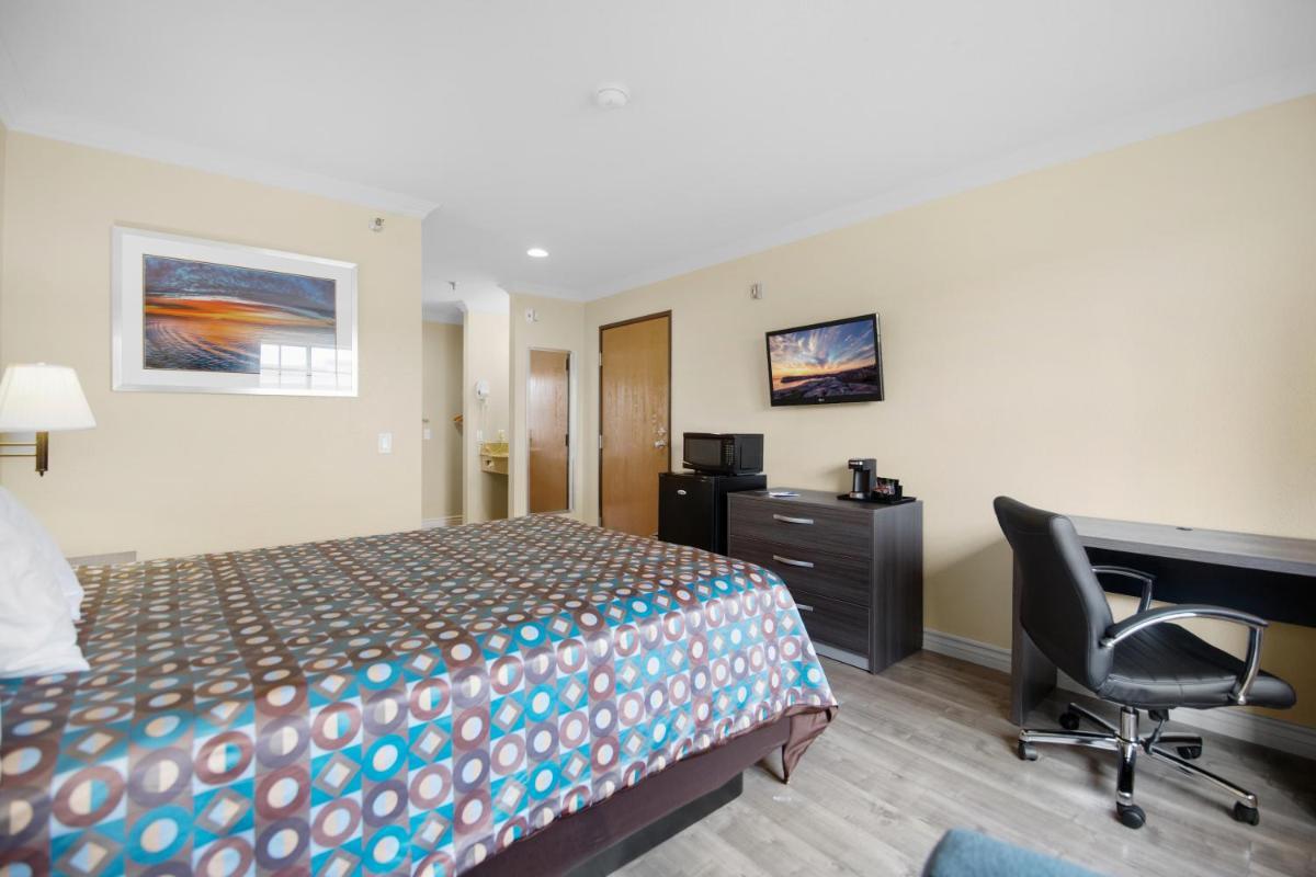 Queen Room with Roll-In Shower - Disability Access photo 3